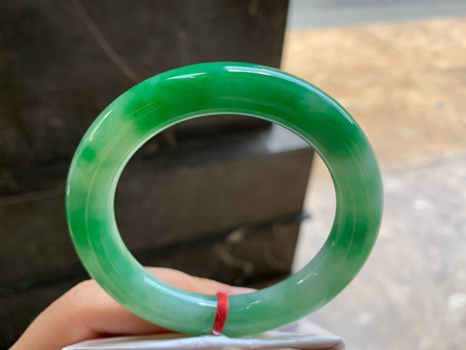 55-11
绿色圆条手镯^_^鲜艳 玉质温润