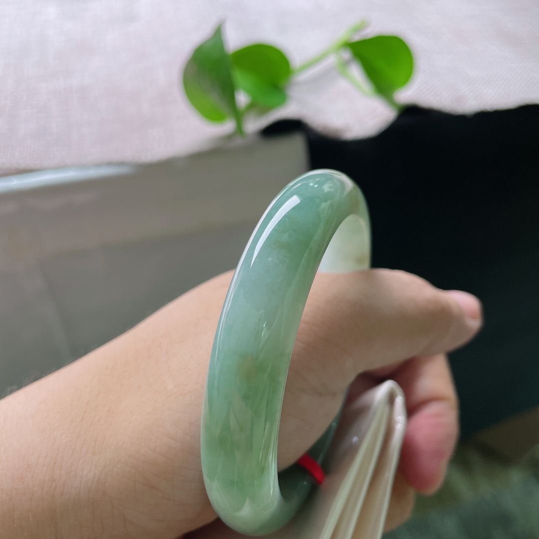 绿底正圈口，颜色深沉，佩戴古典又优雅，水头好，无裂，ss54366a