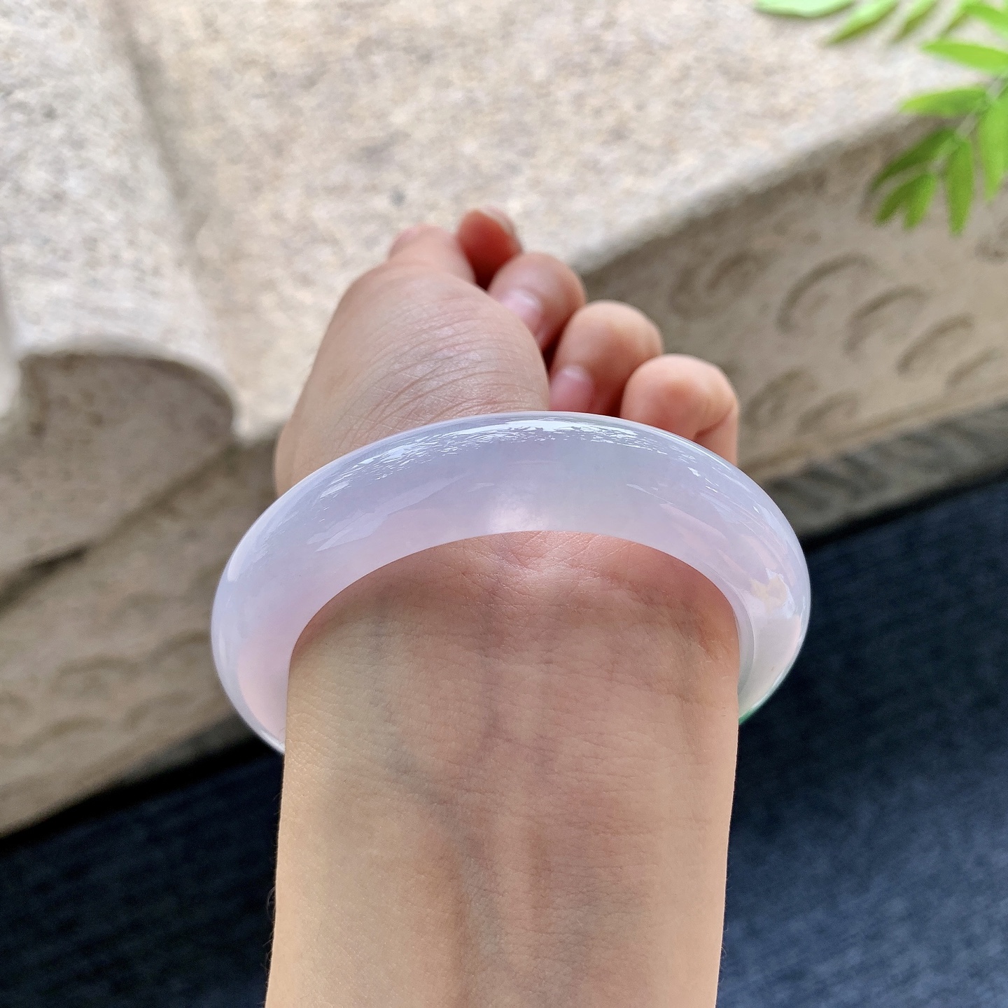 正圈53 54【圈口】54/12.7/9.5【编码】HT060619【描述】冰糯春彩，水润，种老，细腻，打灯有棉线