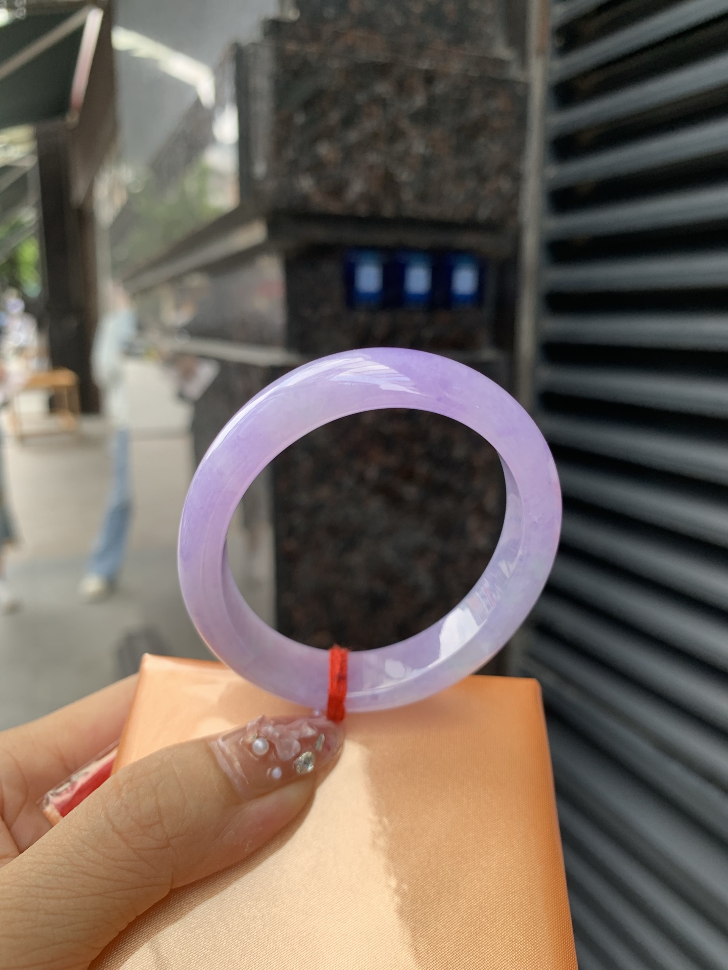0605-N900，打灯细纹，底妆水润，满圈吸睛抢眼，浪漫迷人，仙气飘飘，优雅高贵显气质，感满满，满满底色均匀不失色，不同光线不一样视觉感受