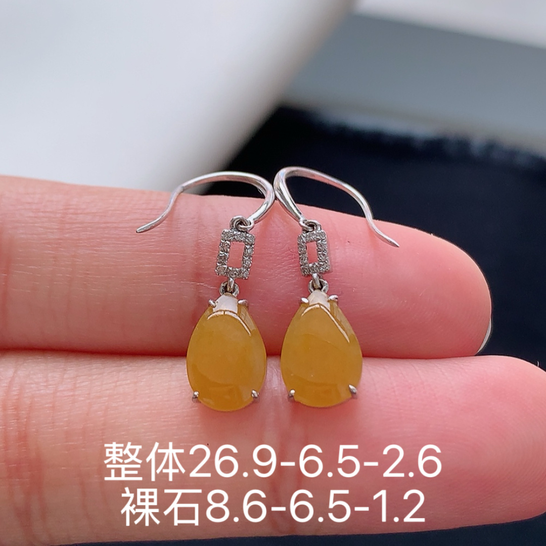 冰黄水滴耳坠。色泽鲜艳，品相喜悦，底子细腻莹润，佩戴优雅精致 货号25327，26.9-6.5-2.