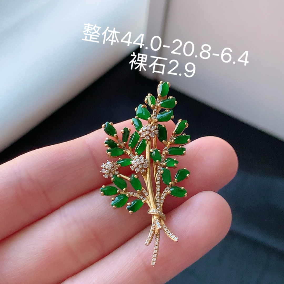 冰阳绿胸针 （吊坠 两用款）底子细腻柔和，品相喜悦，佩戴清新甜美 货号63604，44.0-20.8