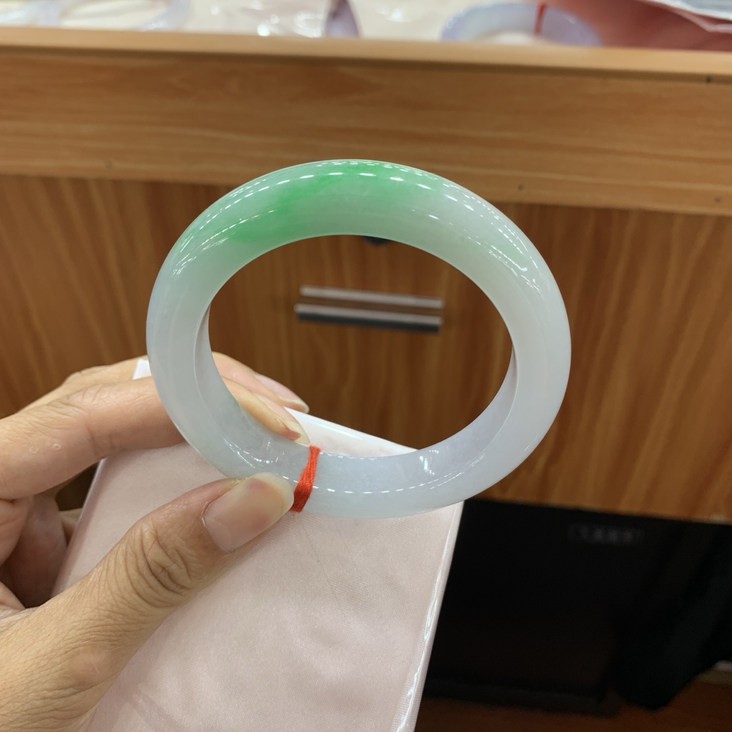 060435GX 飘绿正圈翡翠手镯 58-12.8-10.2
