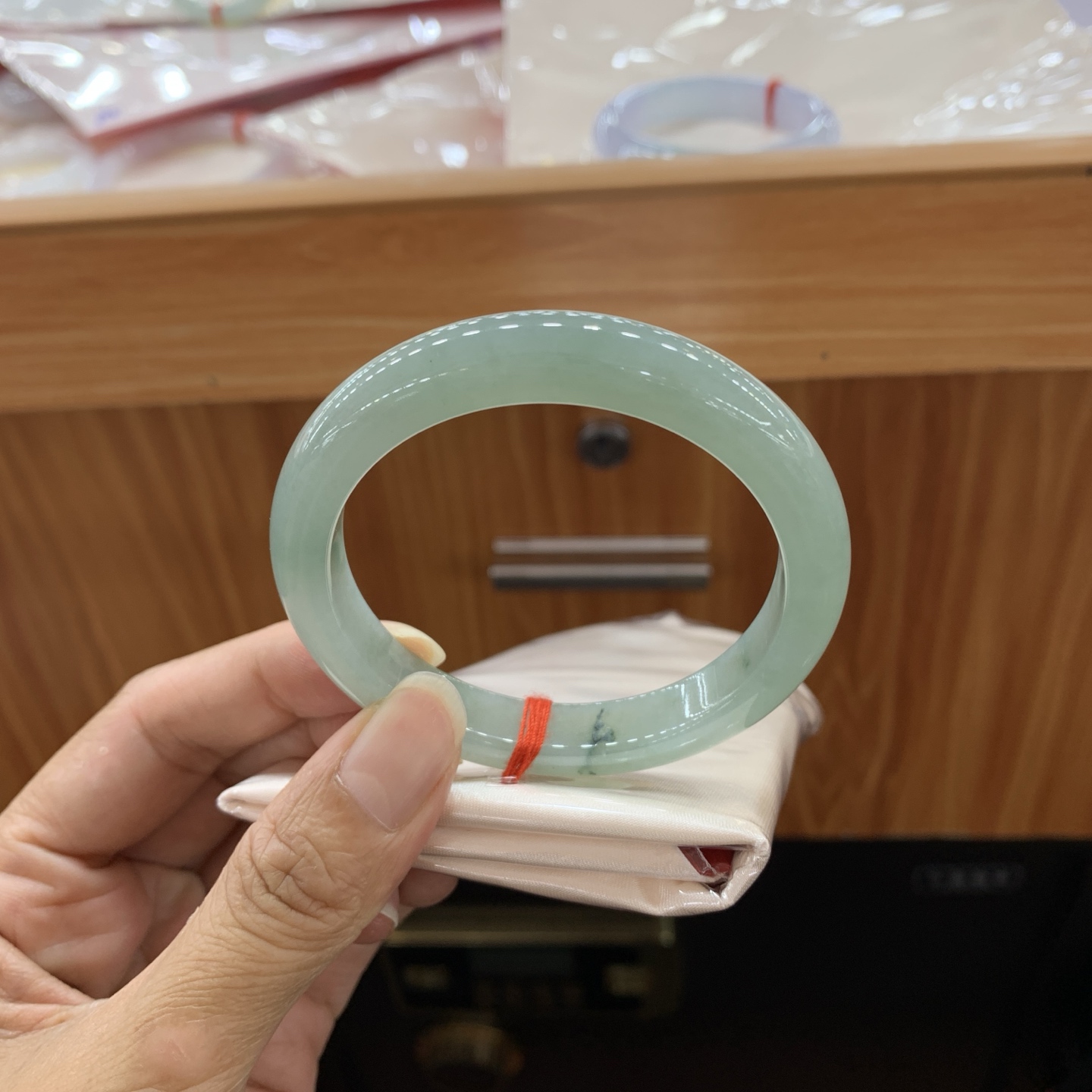 060401AX 飘花正圈翡翠手镯 54.6-10-8