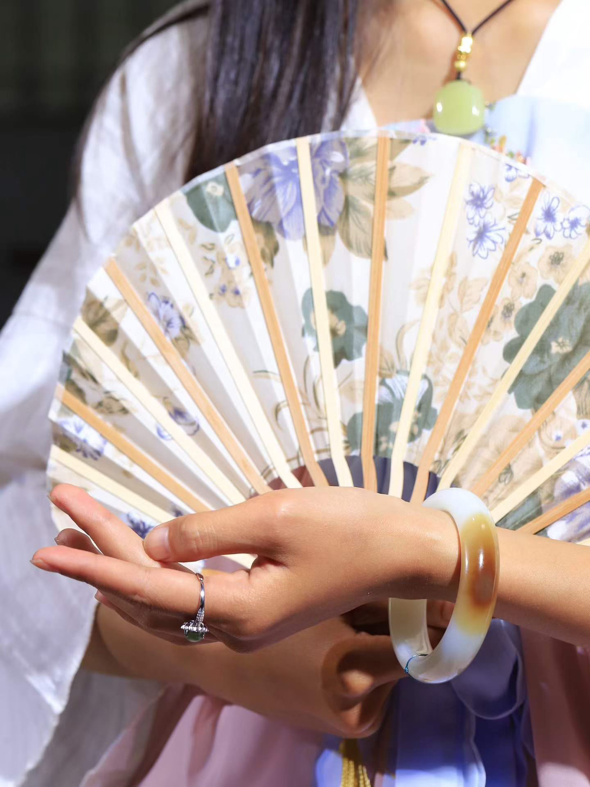 【暖玉生香·手镯】

珍藏级和田玉糖白玉手镯，质地油润细腻，色泽高贵典雅，镯型古朴典雅。在诗情画意