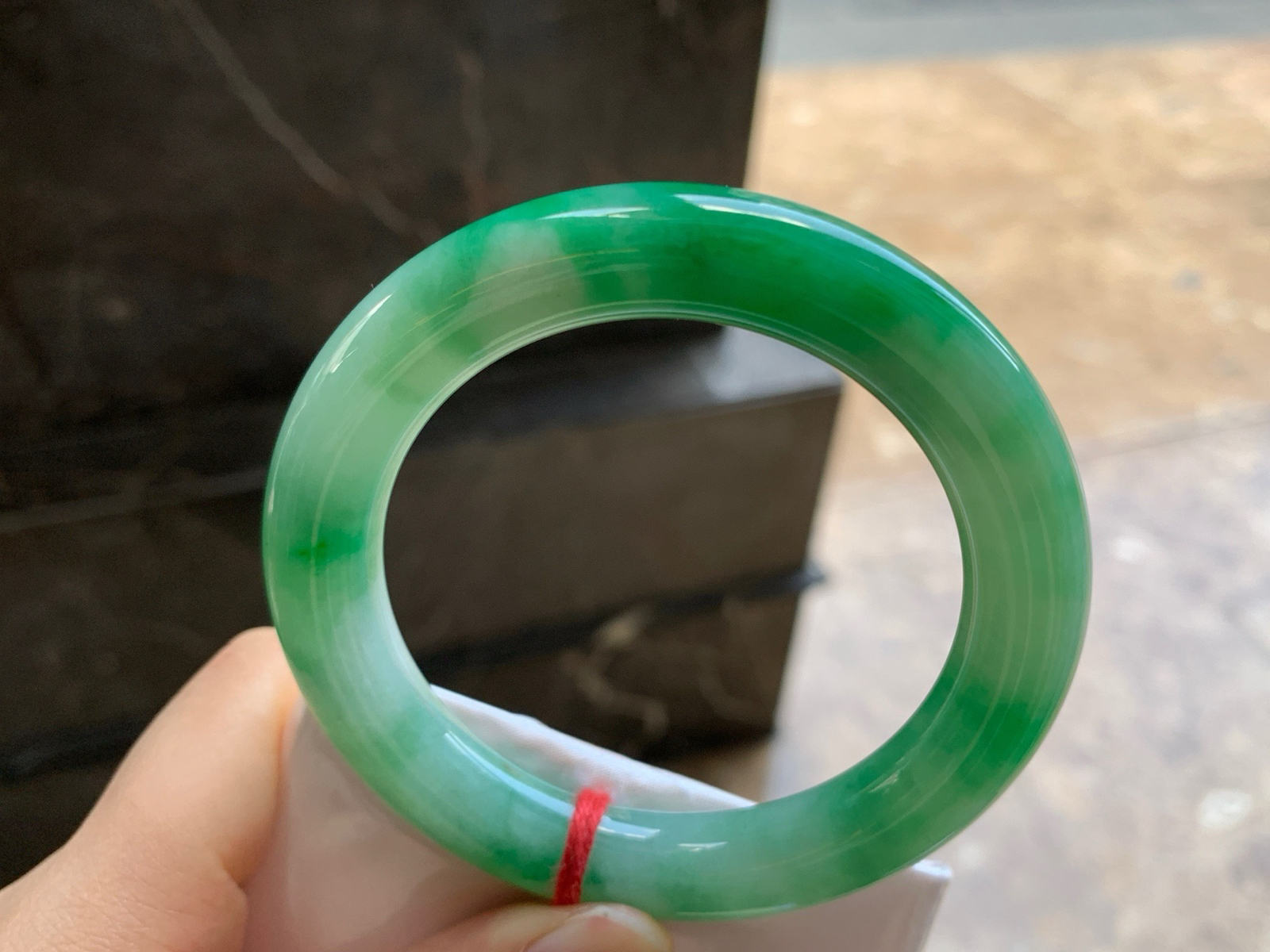 55-11
绿色圆条手镯^_^鲜艳 玉质温润