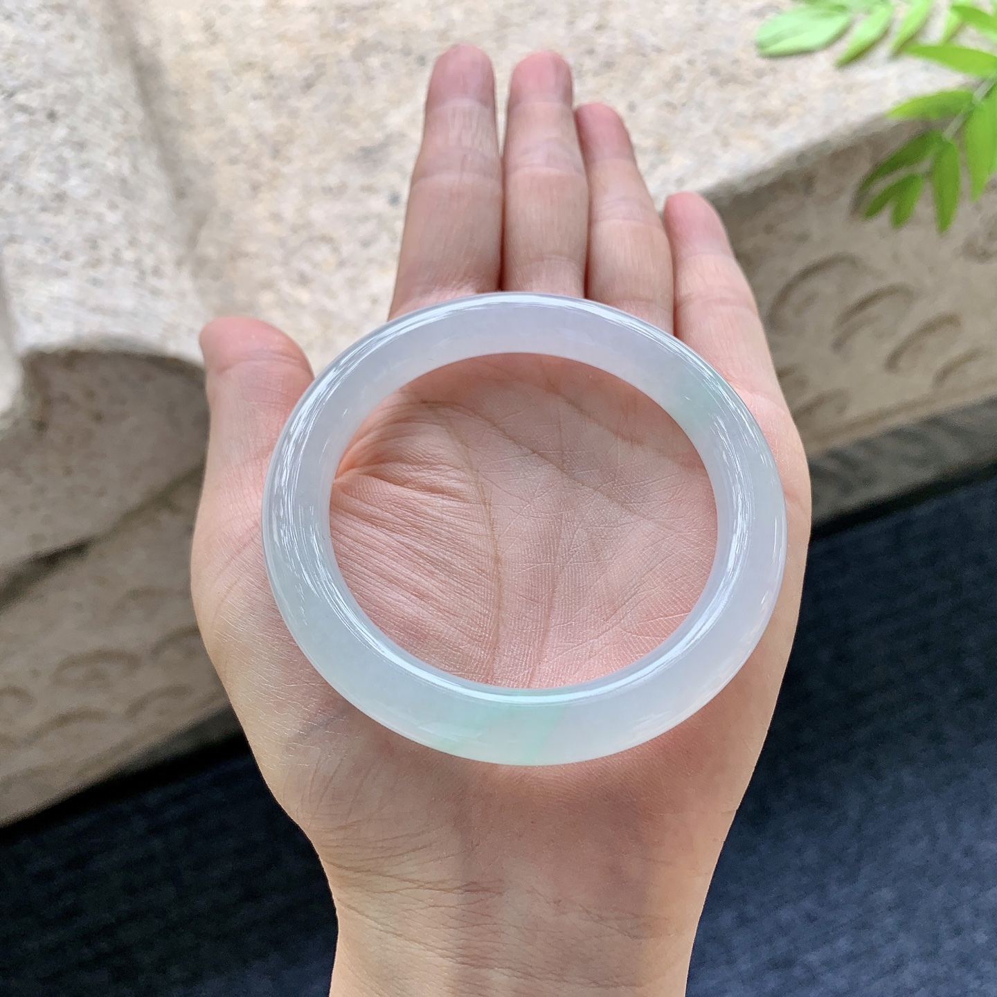圆条52 53【圈口】53.5/9/9【编码】HJ060603【描述】糯冰飘绿，水润，种老，细腻，有