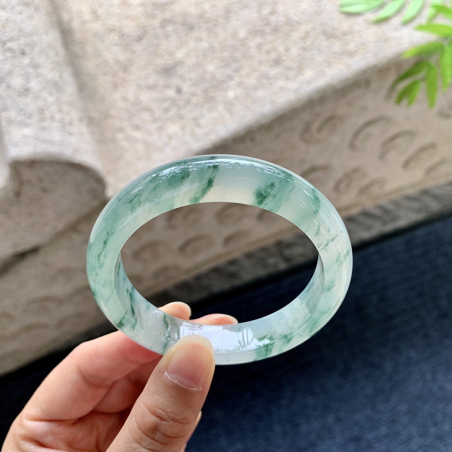 正圈52 53【圈口】53.4/12/8【编码】A1060629【描述】冰糯飘花，水润，种老，细腻，打灯有棉絮