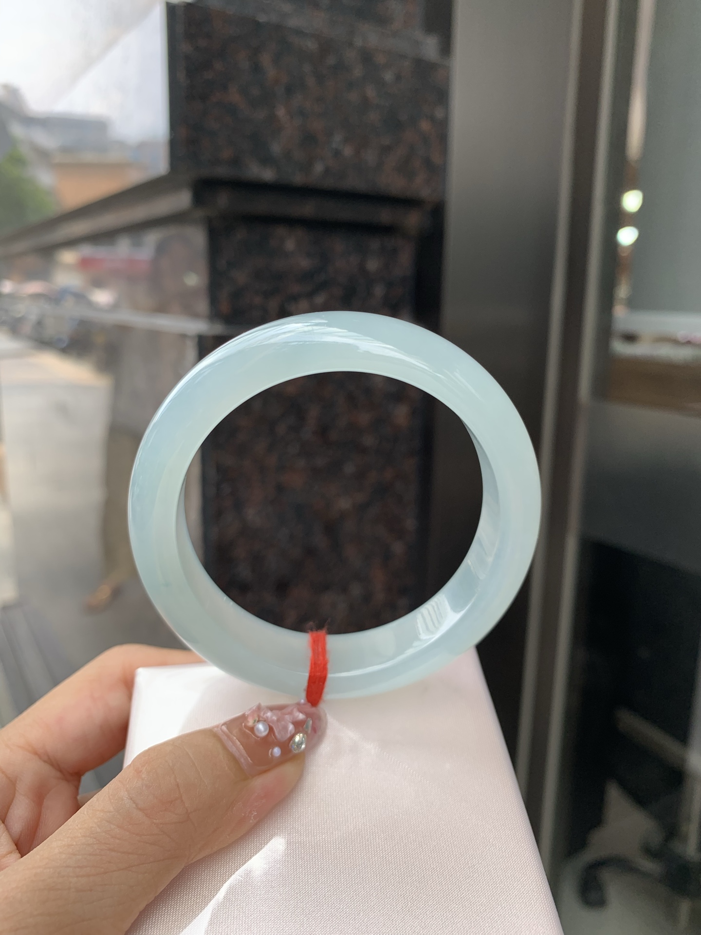 冰晴绿宽版正圈 0605-N903 无裂，底妆冰胶十足，满圈晴绿均匀分布，像初春嫩芽落入清泉，均匀柔和，抬眼就是一片宁静感