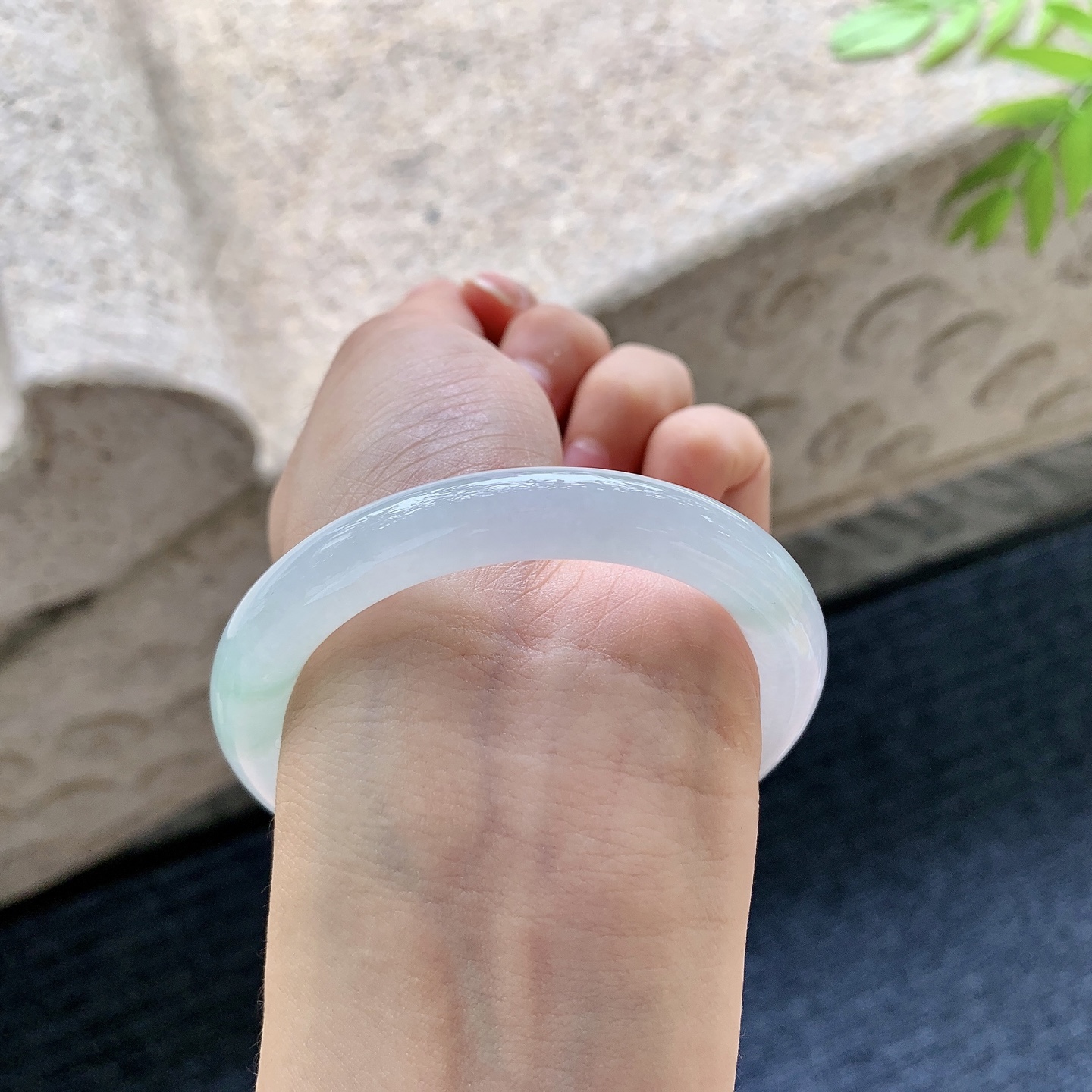 圆条52 53【圈口】53.5/9/9【编码】HJ060603【描述】糯冰飘绿，水润，种老，细腻，有棉纹