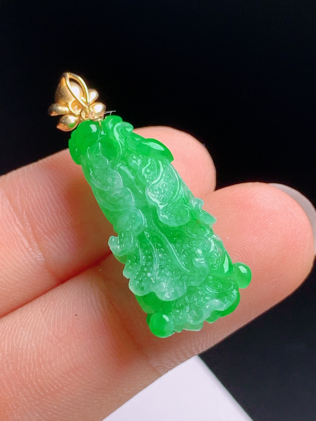 冰辣绿白菜吊坠 满色正阳绿玉质细腻凝润，立体雕琢百财白菜，金镶莲花绿珠扣头 520603，12