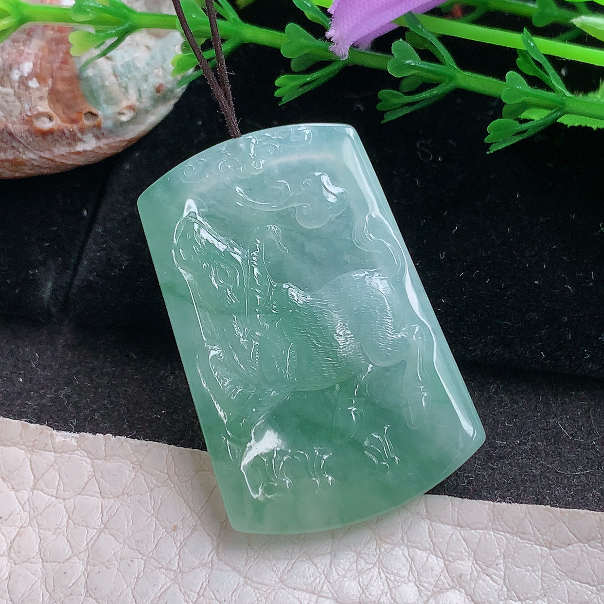 ktj实拍37.3*25*3.8缅甸翡翠a货精雕冰飘绿扭转乾坤  生肖牛玉吊坠