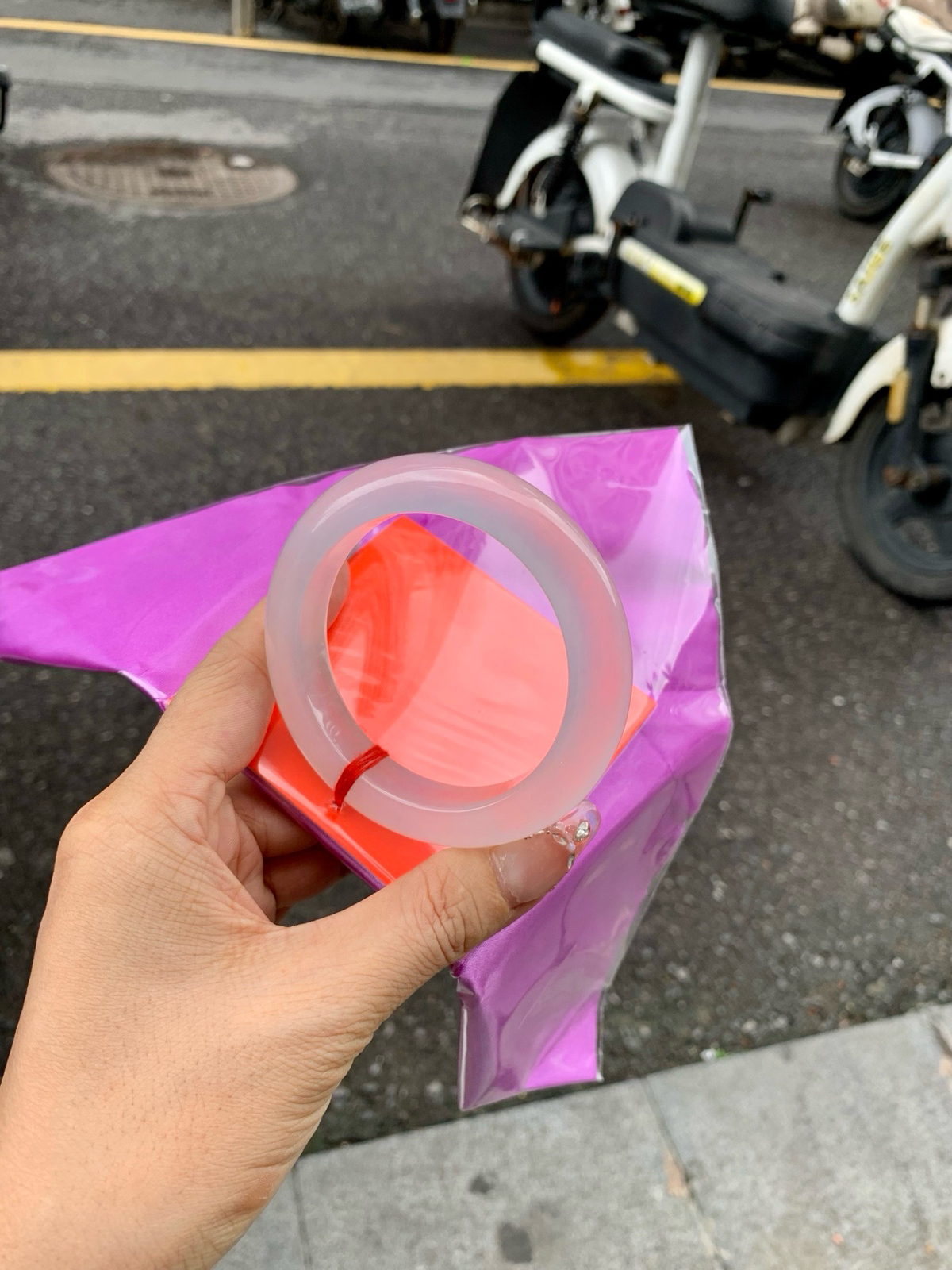 白冰正圈
56-9.6-12
底妆冰透起光，一腕清透，不挑肤色年龄，时尚简约，无色亦动人..
