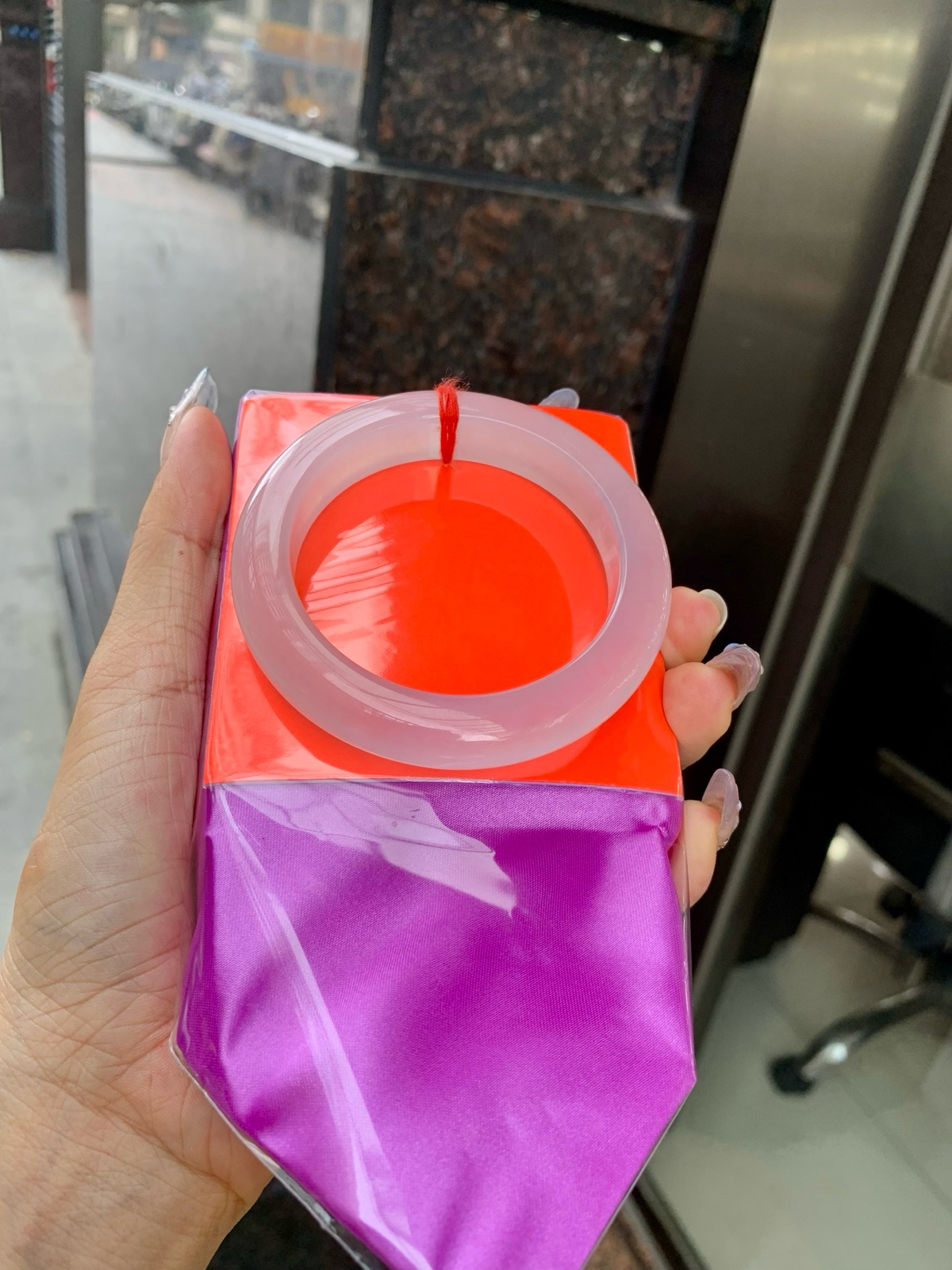 白冰正圈
56-9.6-12
底妆冰透起光，一腕清透，不挑肤色年龄，时尚简约，无色亦动人..