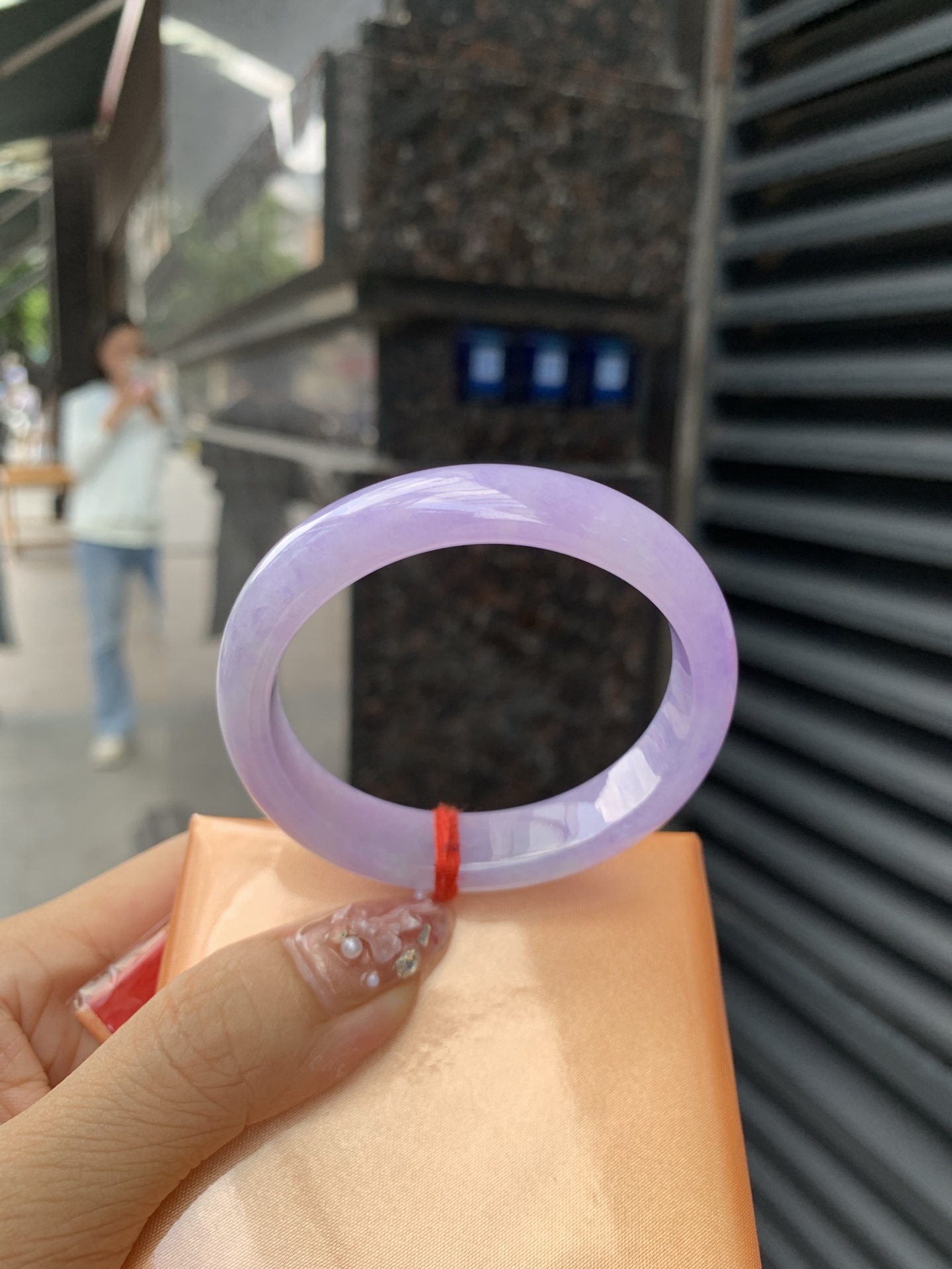 0605-N900，打灯细纹，底妆水润，满圈吸睛抢眼，浪漫迷人，仙气飘飘，优雅高贵显气质，感满满，满满底色均匀不失色，不同光线不一样视觉感受