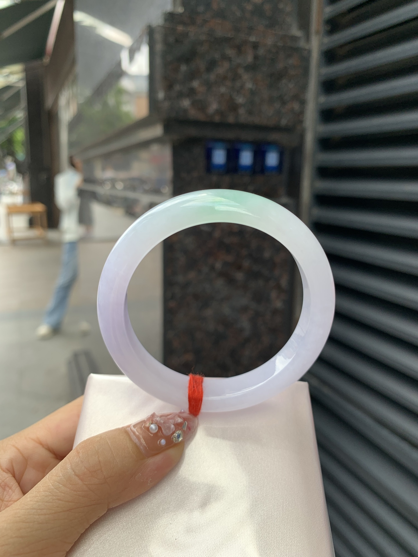 淡春彩正圈 0605-N906 无裂，底妆水润细腻，淡淡粉底与绿花搭配，宛如春天的繁华。在岁月的长河流转中绽放着独特的魅力，气质温婉而迷人。