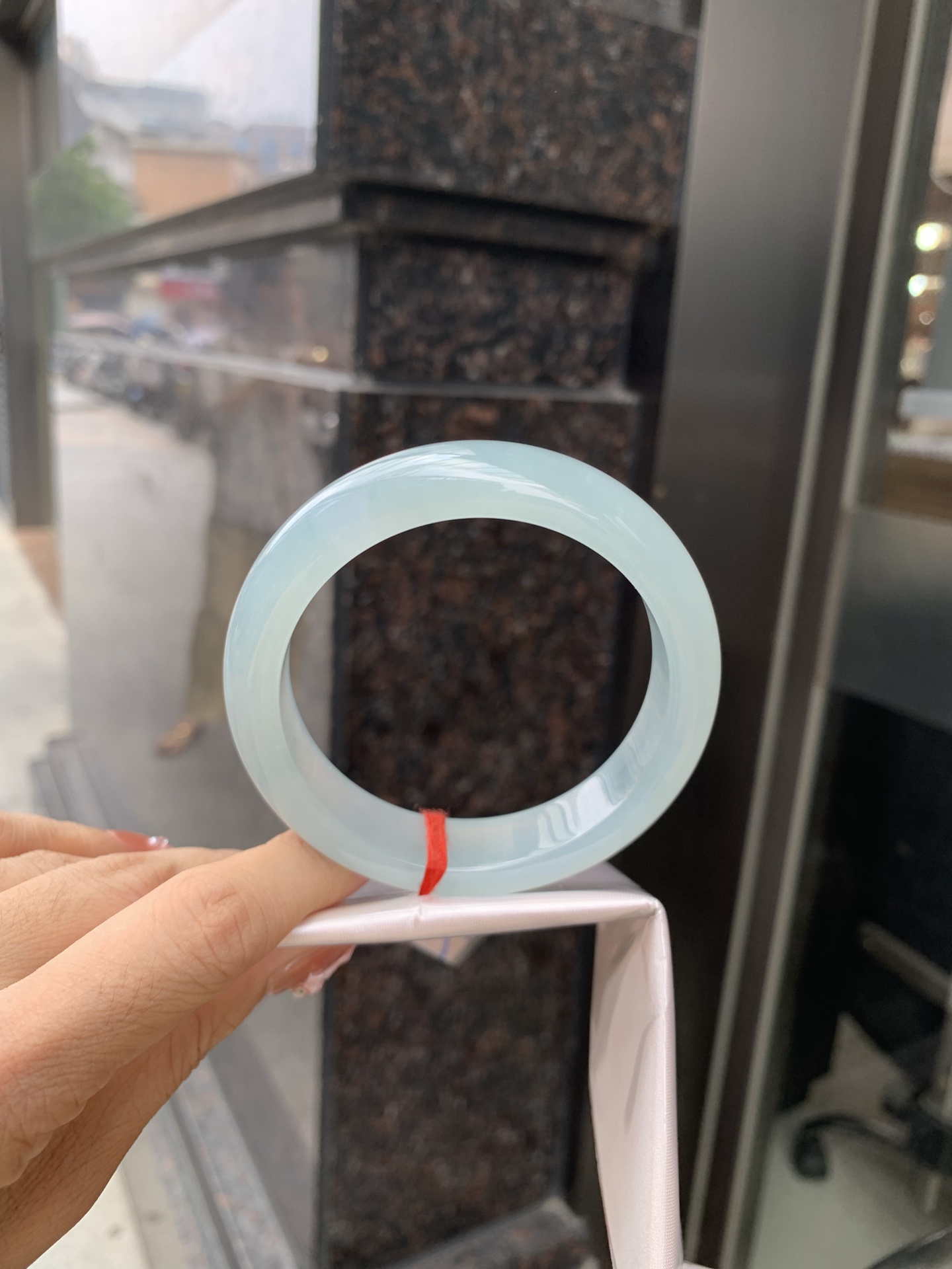 冰晴绿宽版正圈 0605-N903 无裂，底妆冰胶十足，满圈晴绿均匀分布，像初春嫩芽落入清泉，均匀柔和，抬眼就是一片宁静感