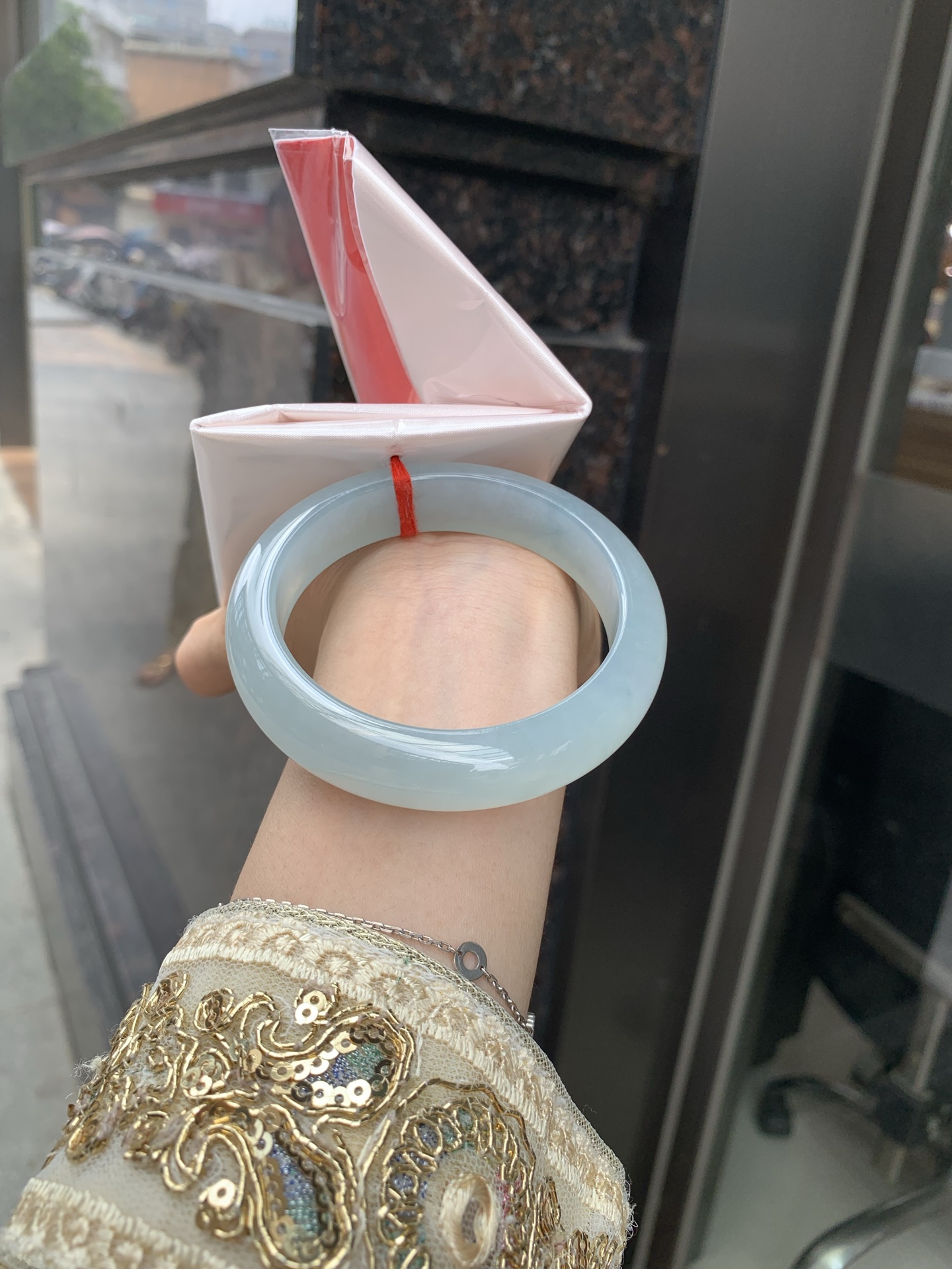 冰晴绿宽版正圈 0605-N903 无裂，底妆冰胶十足，满圈晴绿均匀分布，像初春嫩芽落入清泉，均匀柔和，抬眼就是一片宁静感