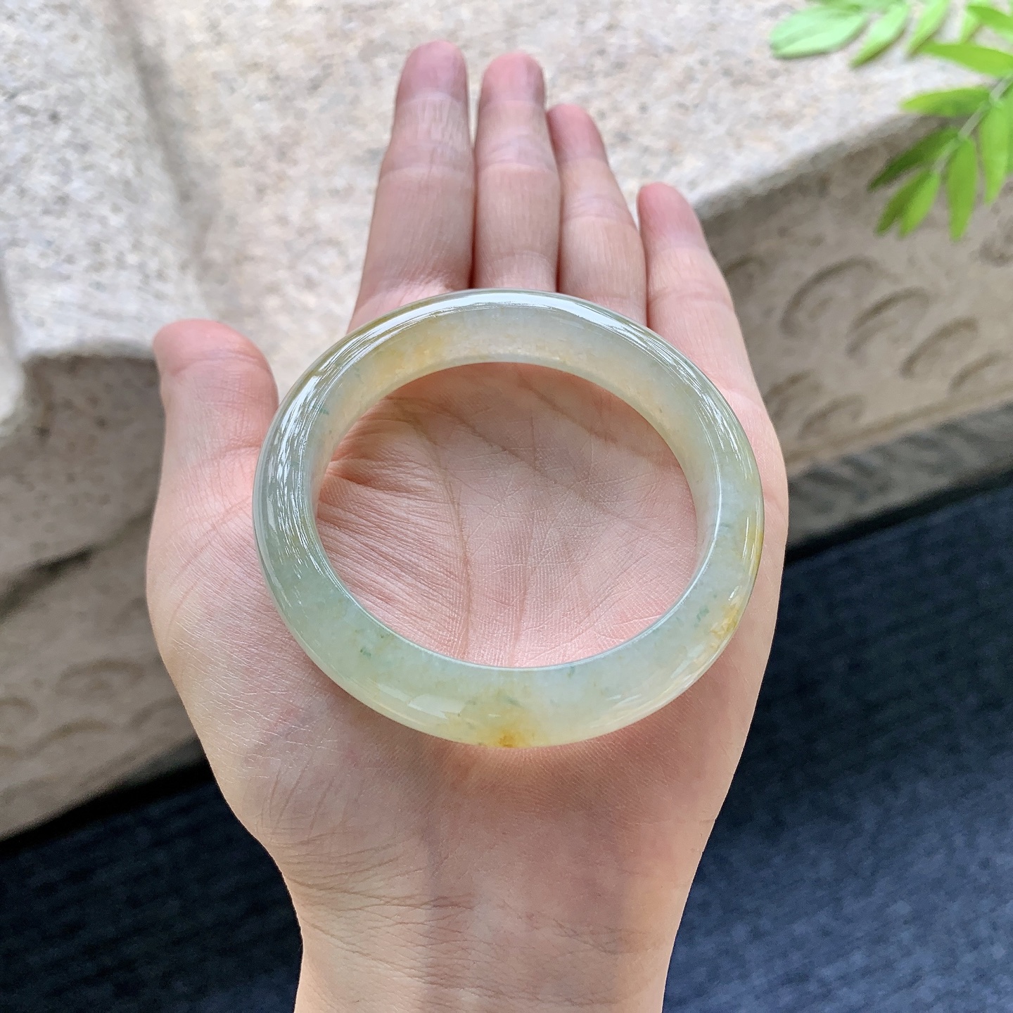 正圈50 51【圈口】51/11.7/8【编码】HJ060601【描述】糯冰黄翡，水润，种老，细腻，无裂