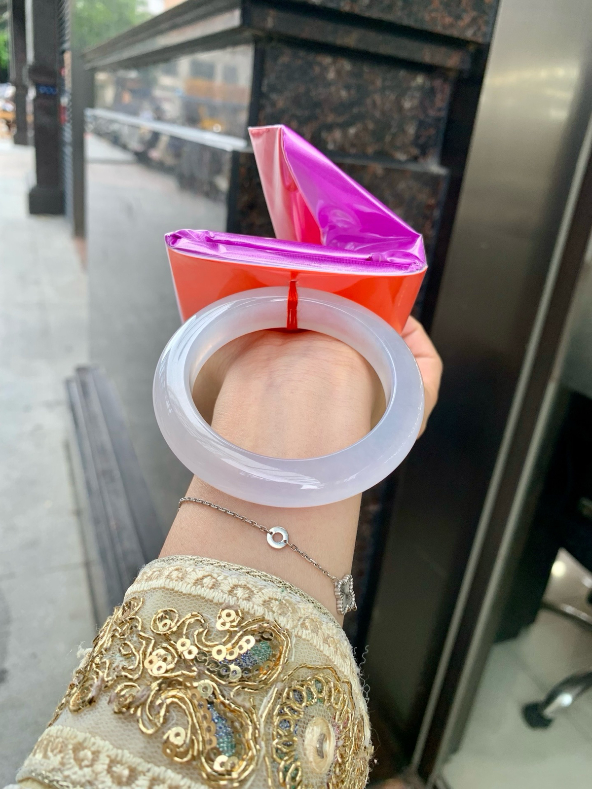 白冰正圈
56-9.6-12
底妆冰透起光，一腕清透，不挑肤色年龄，时尚简约，无色亦动人..