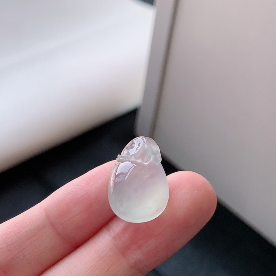 福袋挂件 色系温婉，种老水润细腻，佩戴精致气质 货号90604，18.7-13.0-7.8