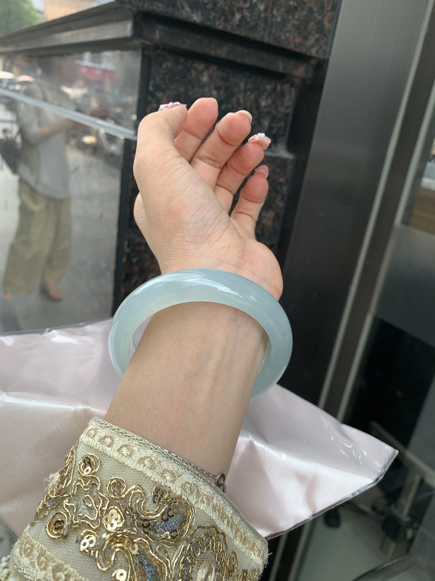 冰晴绿宽版正圈 0605-N903 无裂，底妆冰胶十足，满圈晴绿均匀分布，像初春嫩芽落入清泉，均匀柔和，抬眼就是一片宁静感