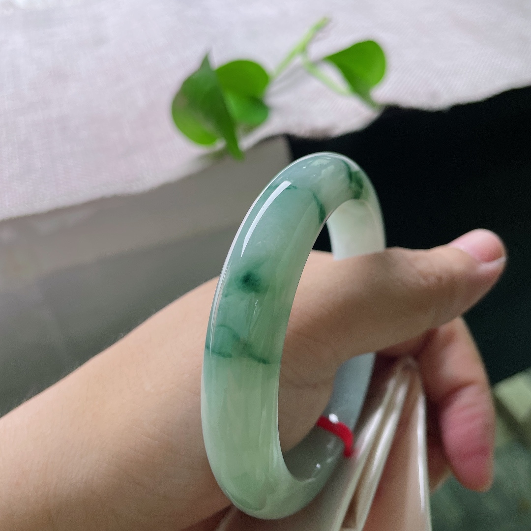 55.9/12.4/9飘花正圈，温润的底子遇上灵动的飘花，像是把一汪清泉戴在了手上。一点皮纹，ss54434a