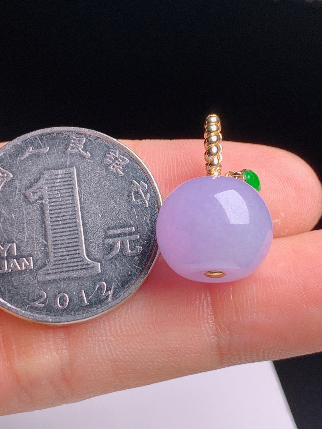 苹果吊坠，圆润饱满紫气雅致，正阳绿配叶金镶出彩