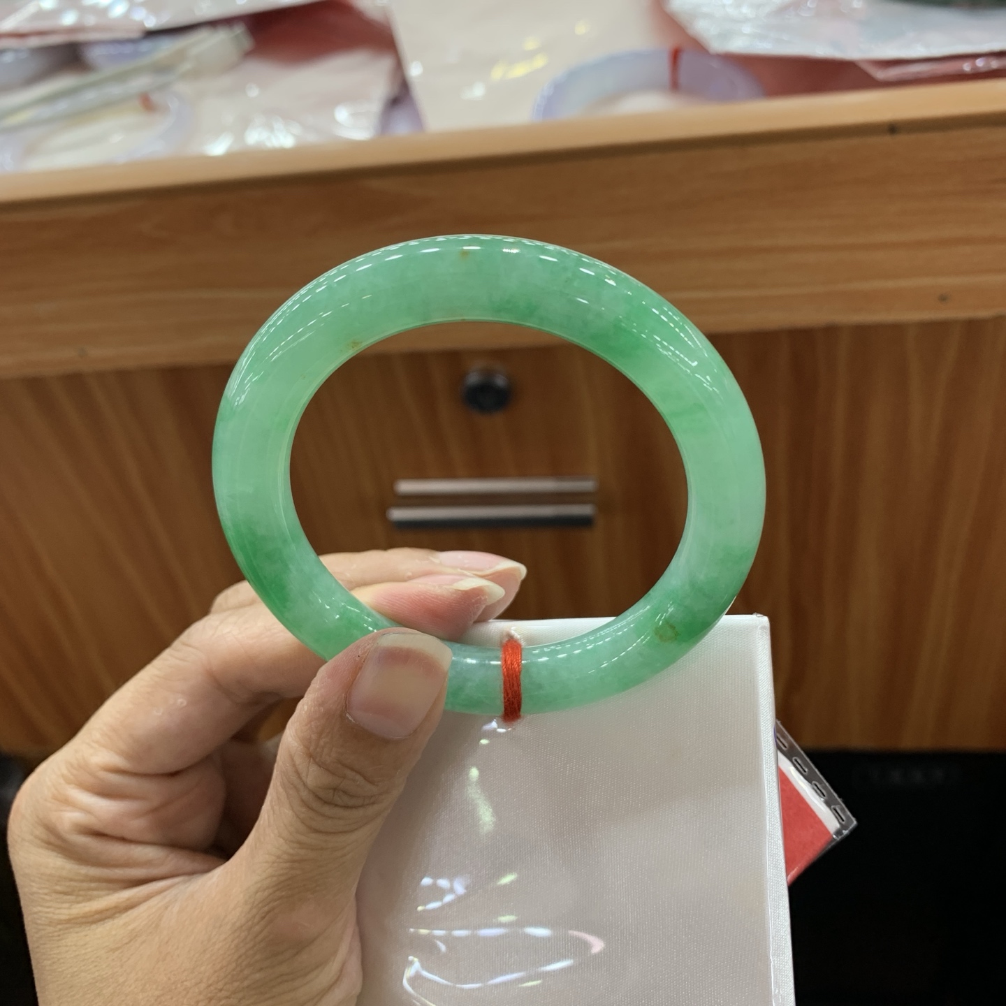 060436JM 飘绿圆条翡翠手镯 53.8-10
