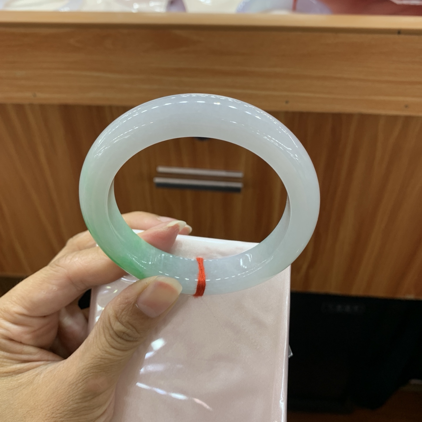 060435GX 飘绿正圈翡翠手镯 58-12.8-10.2