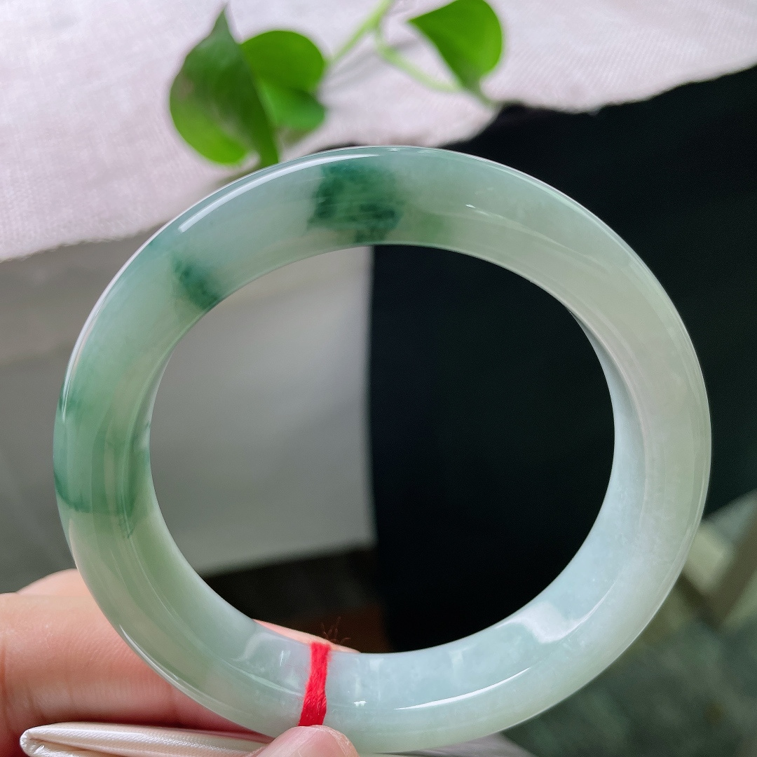 55.9/12.4/9飘花正圈，温润的底子遇上灵动的飘花，像是把一汪清泉戴在了手上。一点皮纹，ss54434a