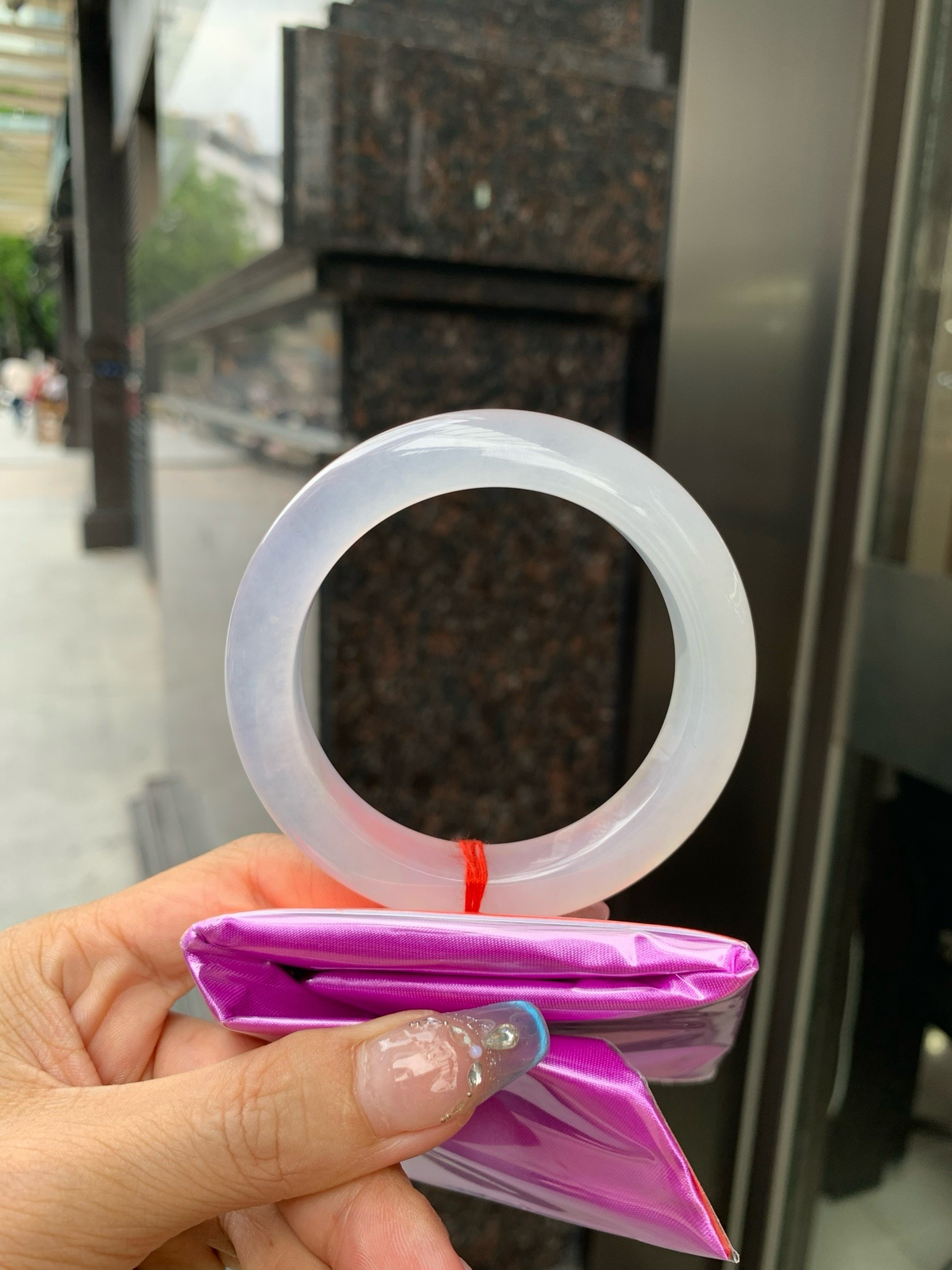 白冰正圈
56-9.6-12
底妆冰透起光，一腕清透，不挑肤色年龄，时尚简约，无色亦动人..