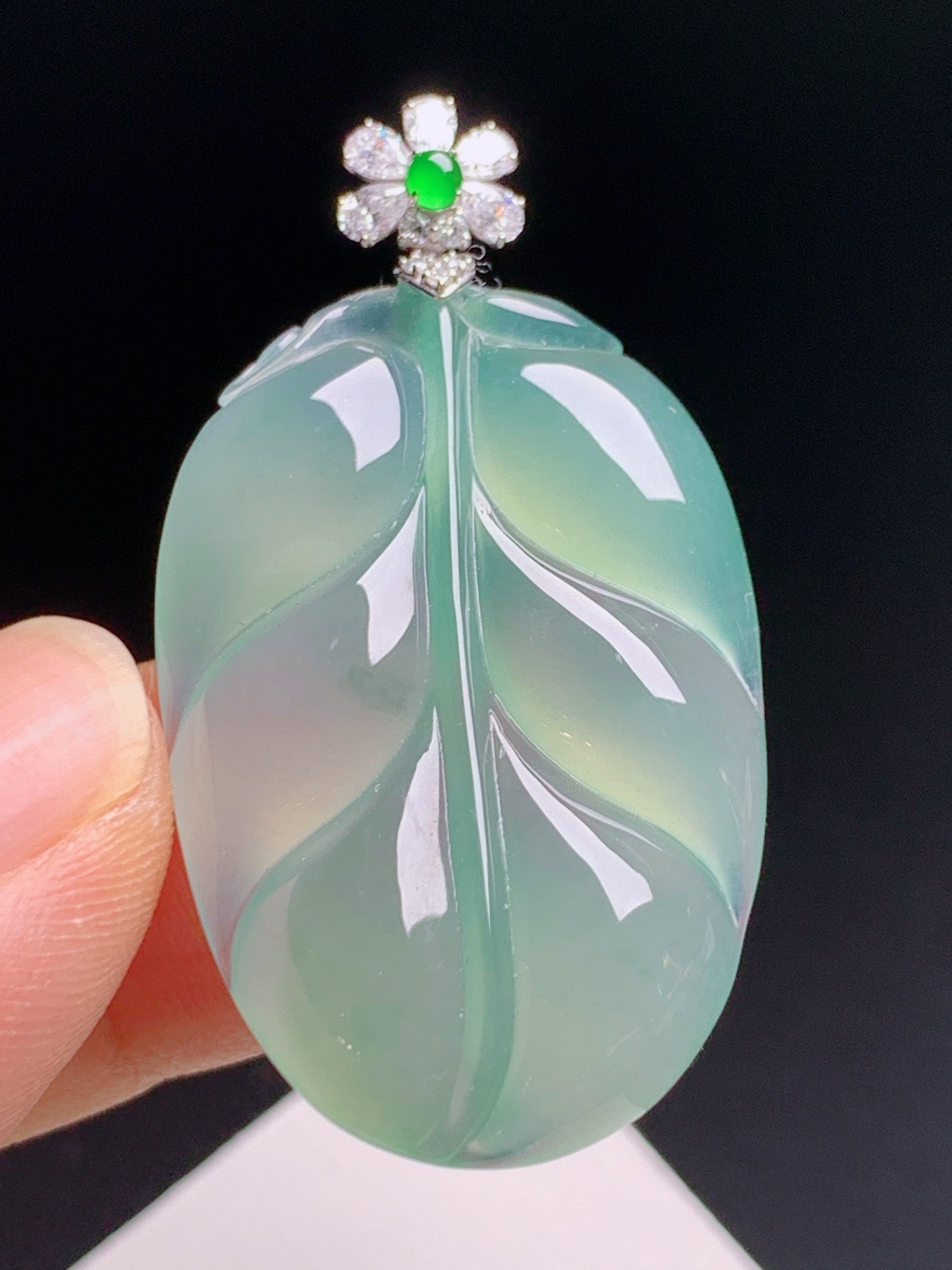 晴绿树叶吊坠 晴水底冰润起荧光，胶感饱满，金钻镶正阳绿顶珠 5306