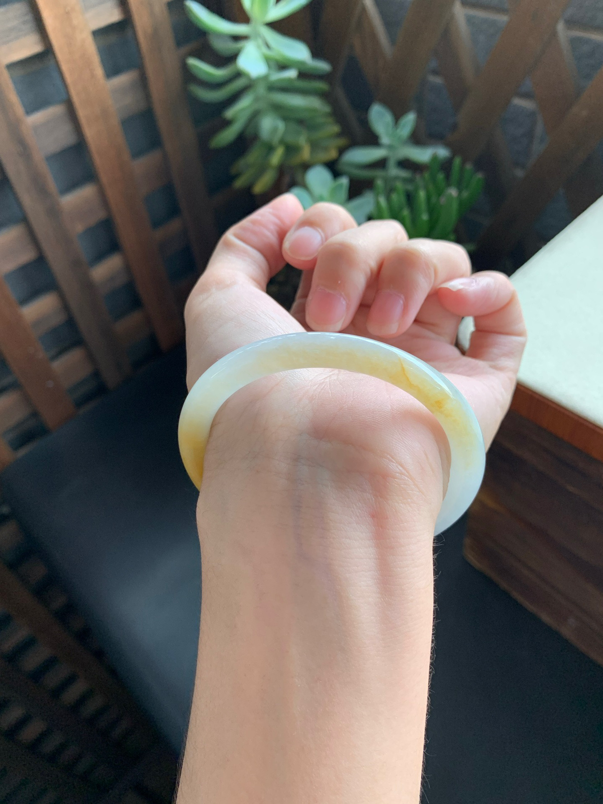 55.7圈口黄翡圆条手镯