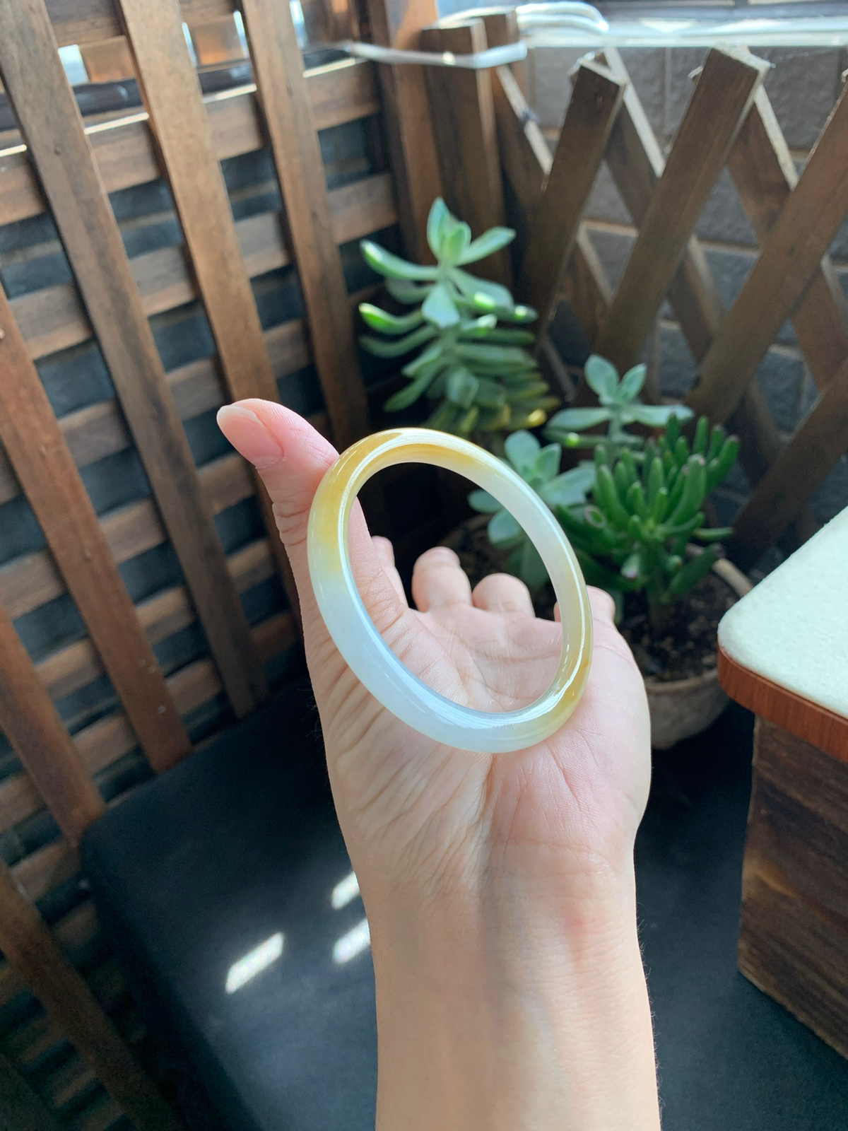 55.7圈口黄翡圆条手镯