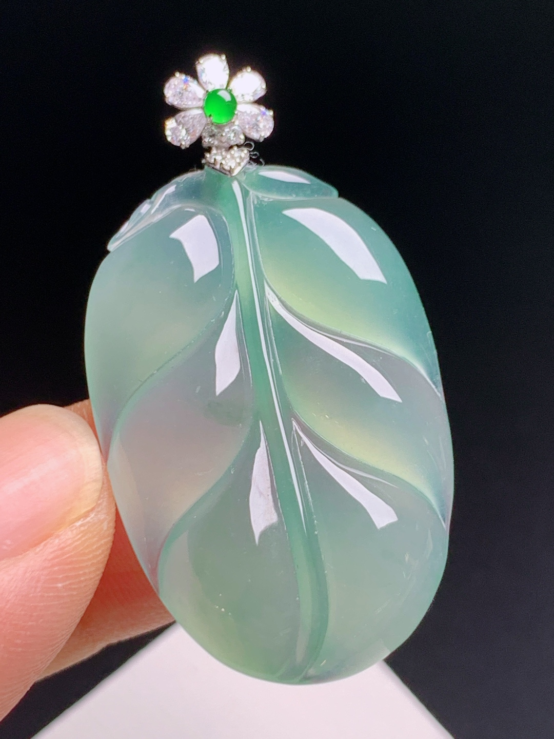 晴绿树叶吊坠 晴水底冰润起荧光，胶感饱满，金钻镶正阳绿顶珠 5306