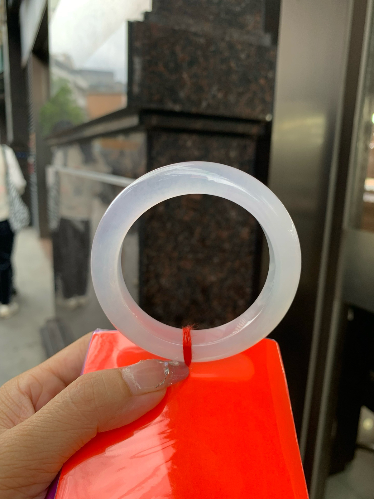 白冰正圈
56-9.6-12
底妆冰透起光，一腕清透，不挑肤色年龄，时尚简约，无色亦动人..