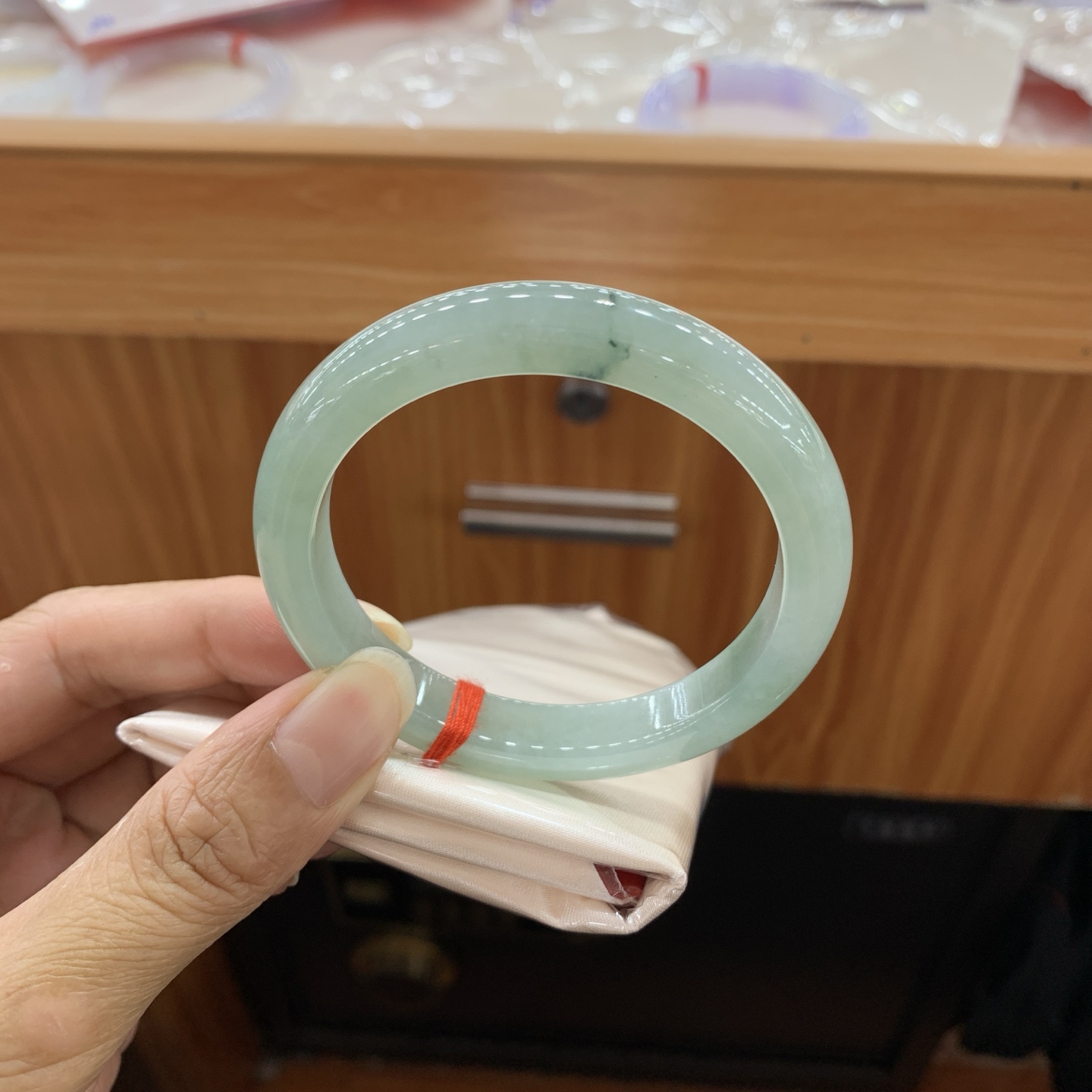 060401AX 飘花正圈翡翠手镯 54.6-10-8