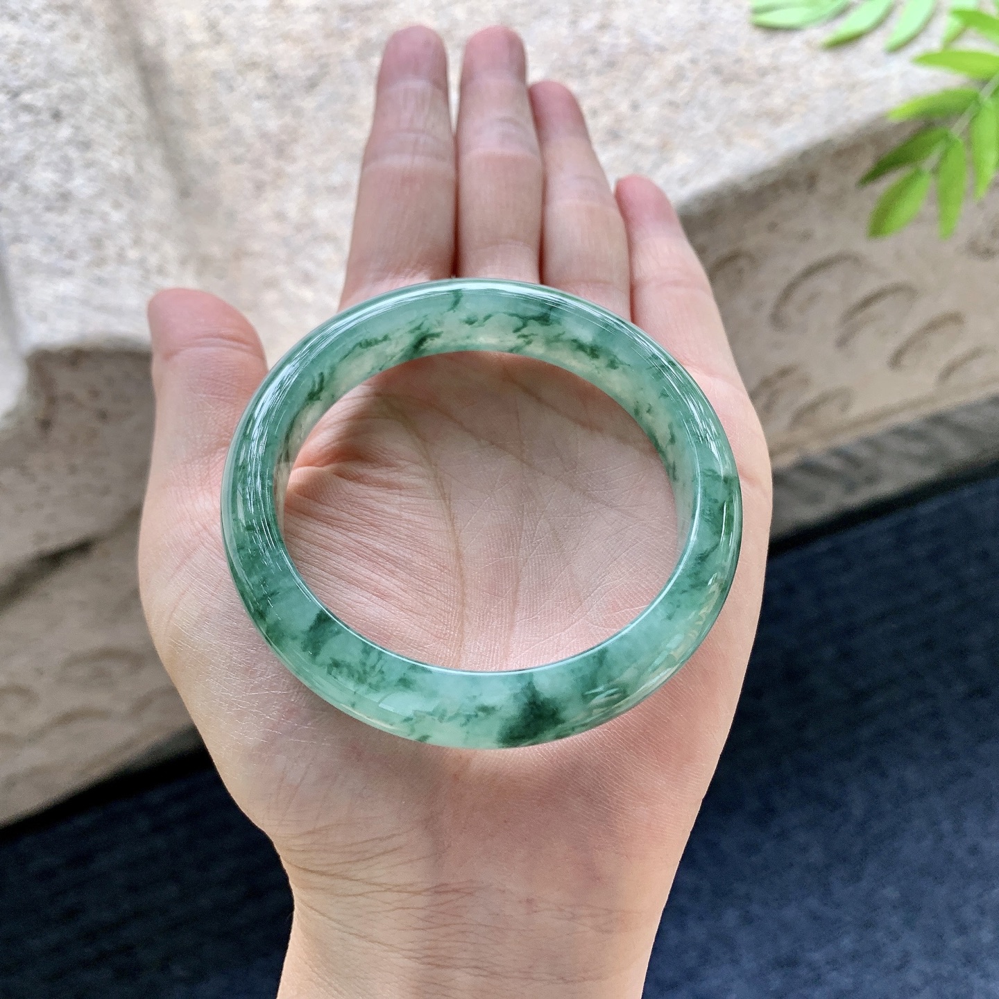 正圈54 55【圈口】54/12.4/7.4【编码】BA060651【描述】糯冰飘绿花，水润，种老，细腻，无裂