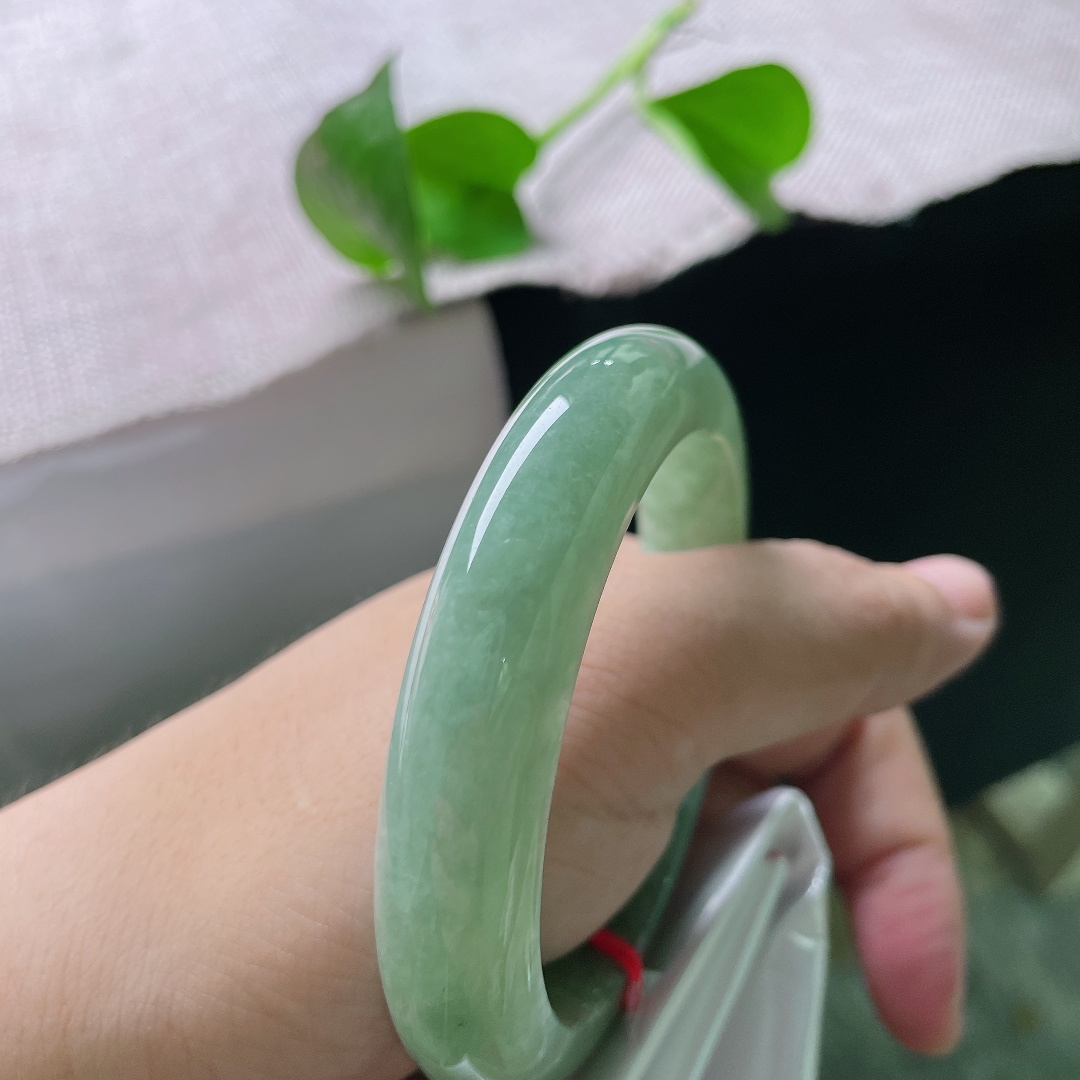 55.7/12/8.5，绿底正圈，颜色分布均匀，素雅，百搭，一点皮纹，ss54450a