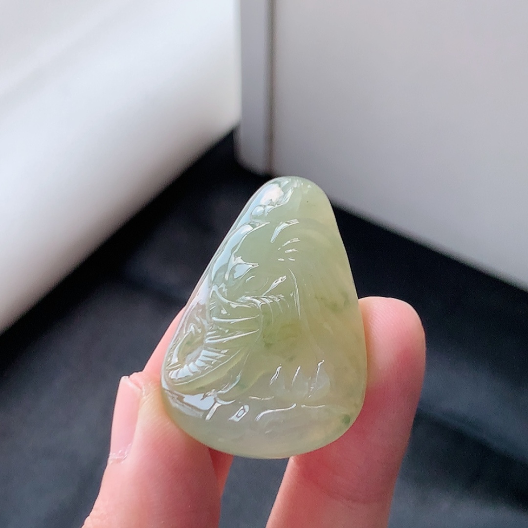冰黄挂件 色系艳丽，料子冰润细腻，品相喜悦，佩戴优雅灵气 货号33603，36.8-24.3-8.2