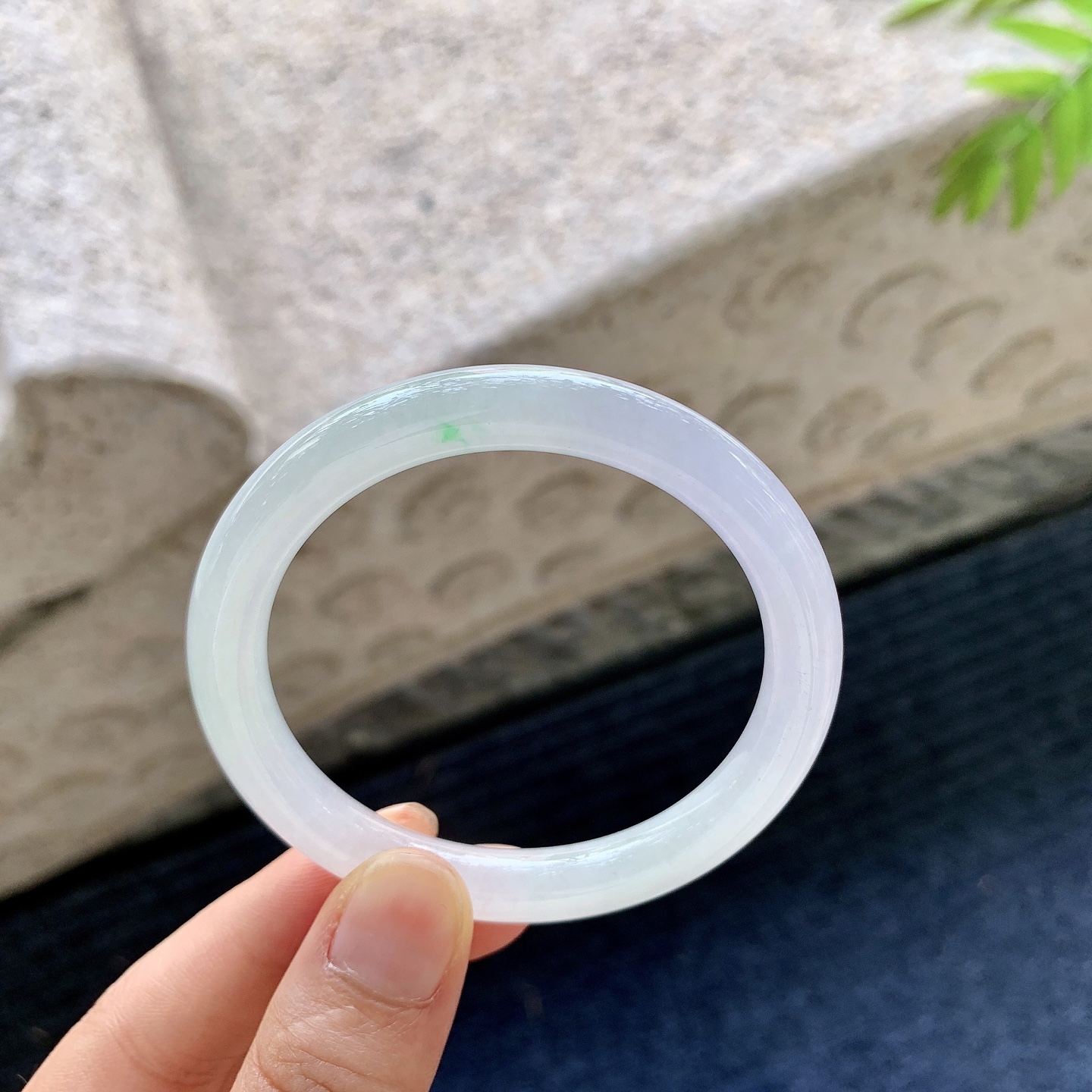 圆条49 50，圈口50.7/7.7/7.5，编码B2081393，糯冰春彩，水润，种老，细腻，打灯有棉线