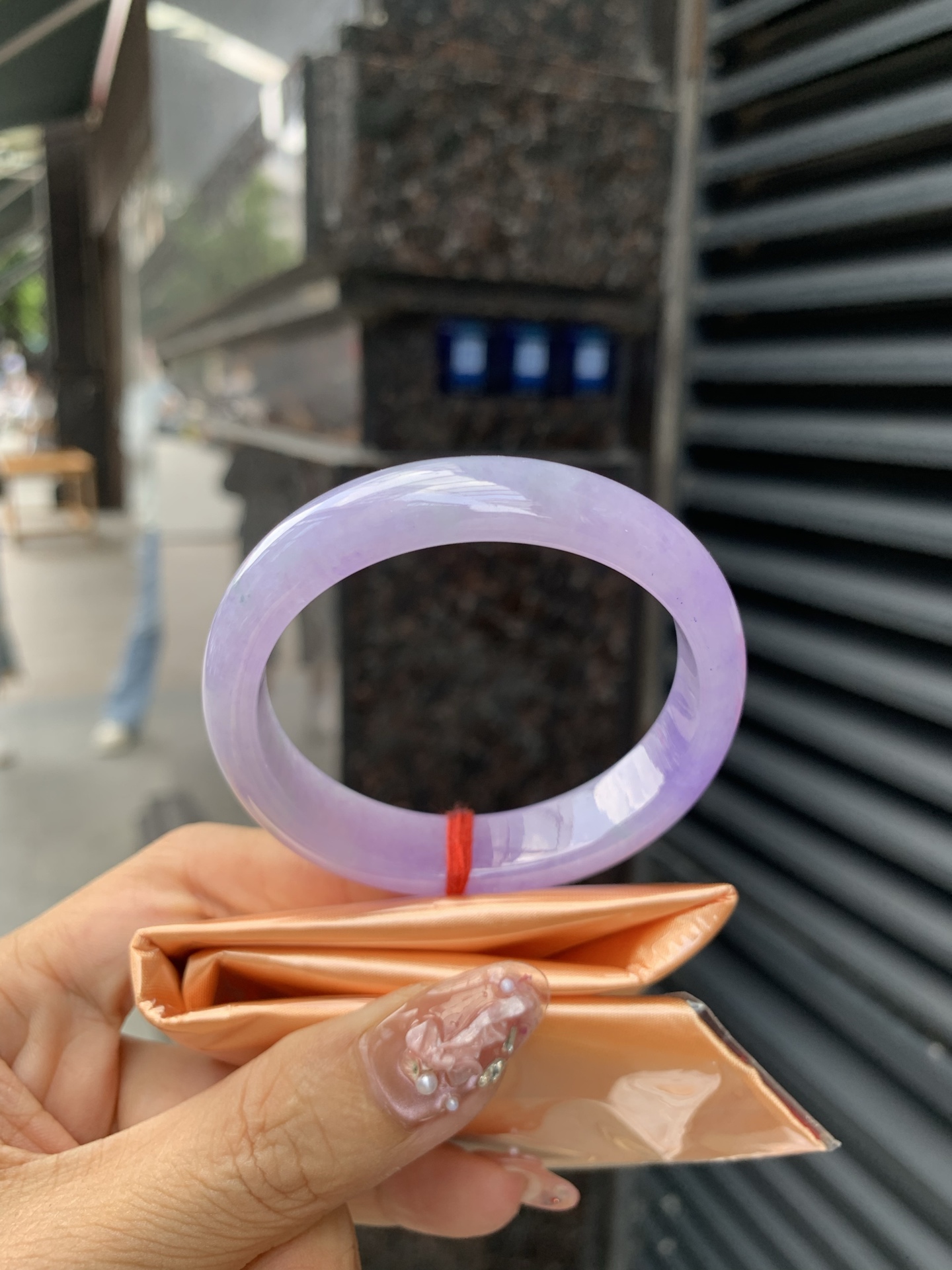 0605-N900，打灯细纹，底妆水润，满圈吸睛抢眼，浪漫迷人，仙气飘飘，优雅高贵显气质，感满满，满满底色均匀不失色，不同光线不一样视觉感受
