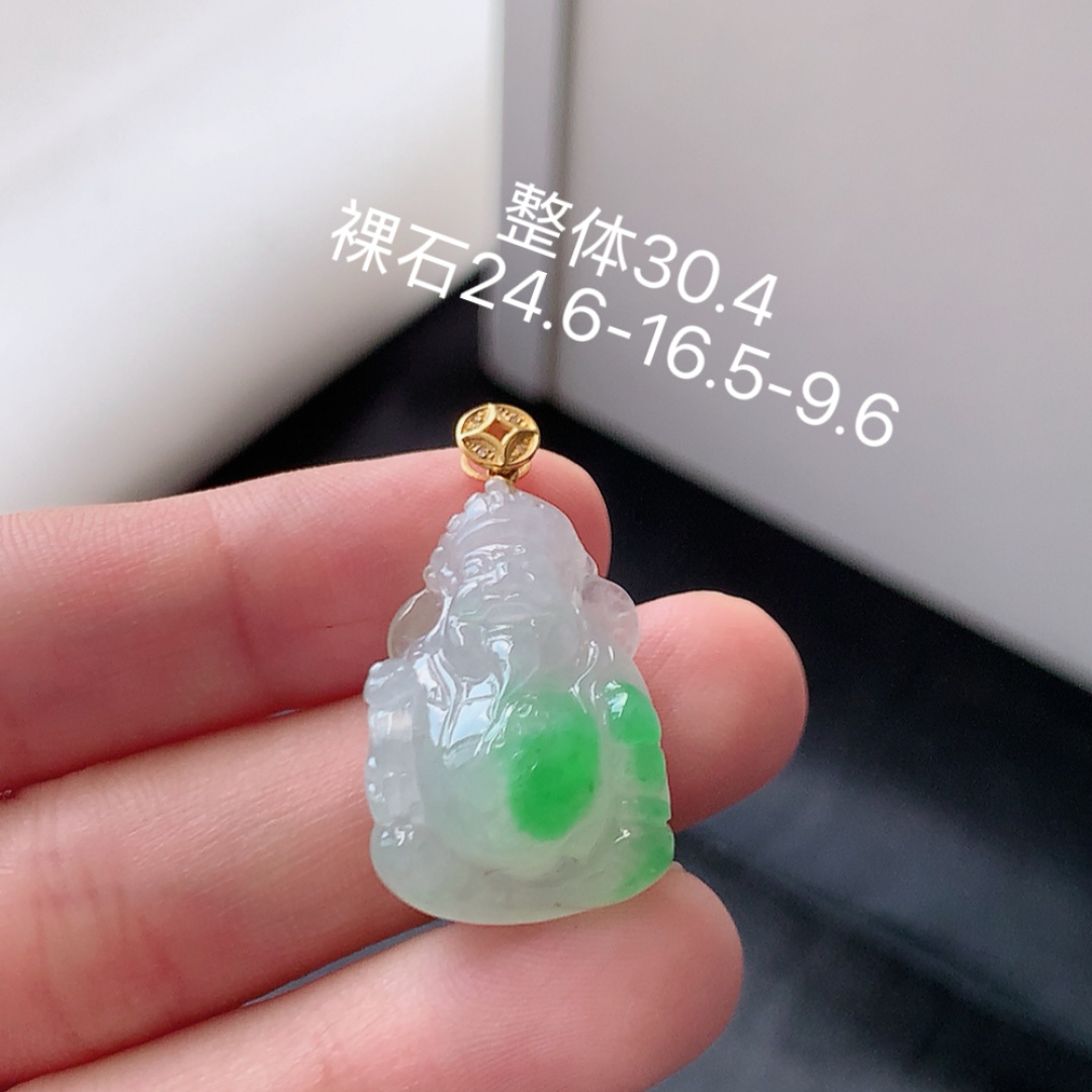 冰飘绿财神吊坠  色泽鲜艳  冰润通透 胶感十足 品相佳 佩戴优雅气质 货号110603，24.6-