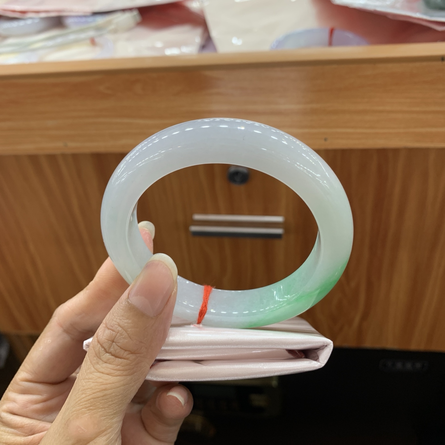 060435GX 飘绿正圈翡翠手镯 58-12.8-10.2