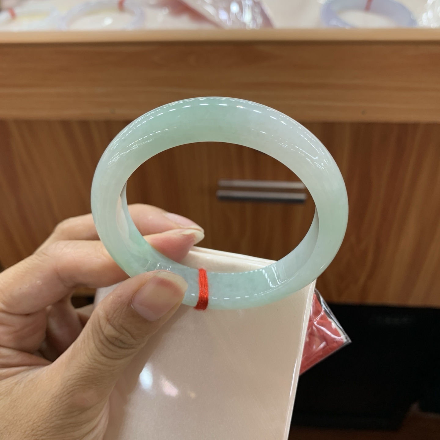 060407MMJ 飘绿正圈翡翠手镯 54.6-12.1-8.4