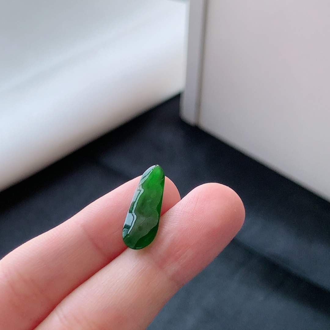 冰阳绿福豆挂件。色阳色艳，种老无裂水润，饱满肉厚，佩戴清新优雅 货号90604，20.0-7.3-2.3