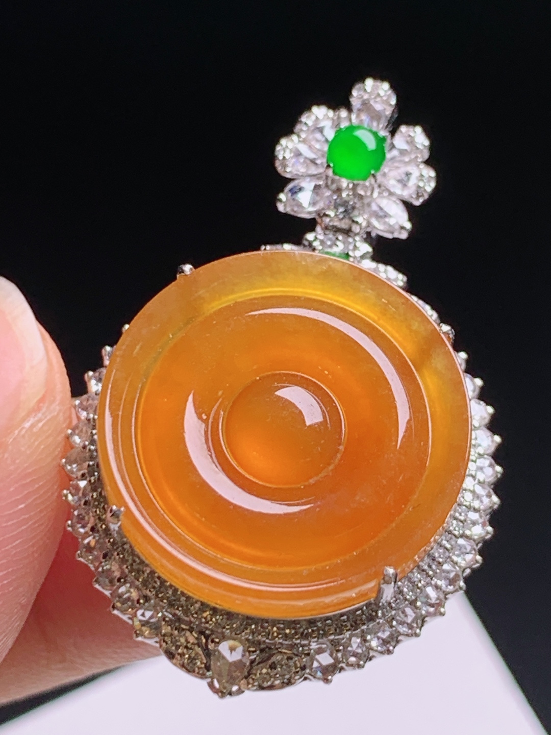 冰黄翡平安扣吊坠，浓艳蜜糖色种老细腻，花朵绿宝钻扣大气耐看 910604