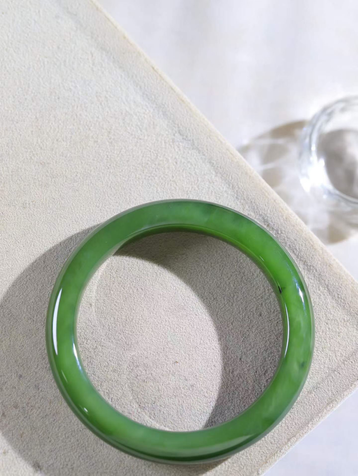 【温润如心.镯】

精品和田玉碧玉手镯，精选上等碧玉料，色泽清透，质地细腻。佩戴它，感受千年玉文化的温润与优雅，愿它为您带来平安与幸福。重54克  尺寸57-11.5-9mm  10501511A