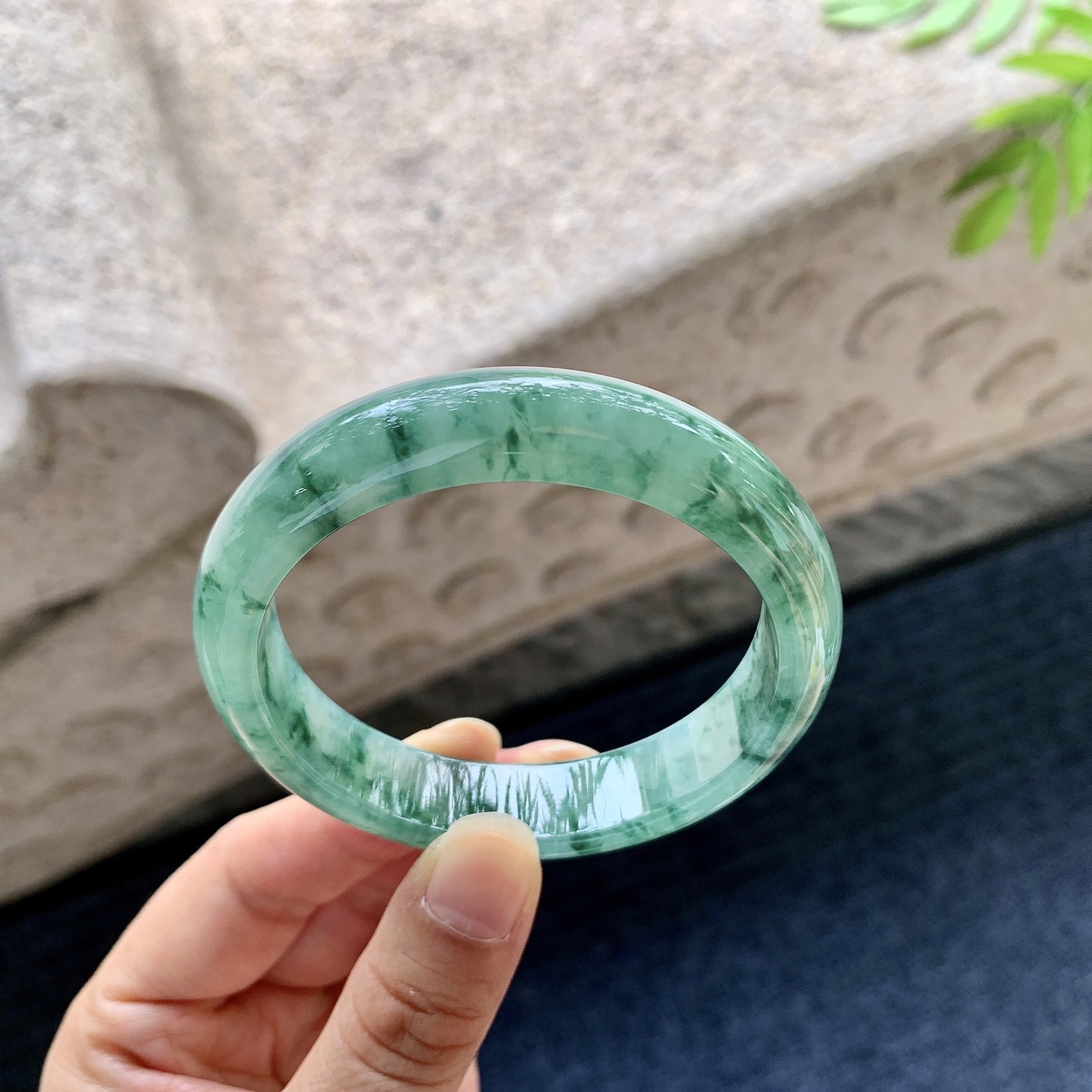 正圈54 55【圈口】54/12.4/7.4【编码】BA060651【描述】糯冰飘绿花，水润，种老，细腻，无裂